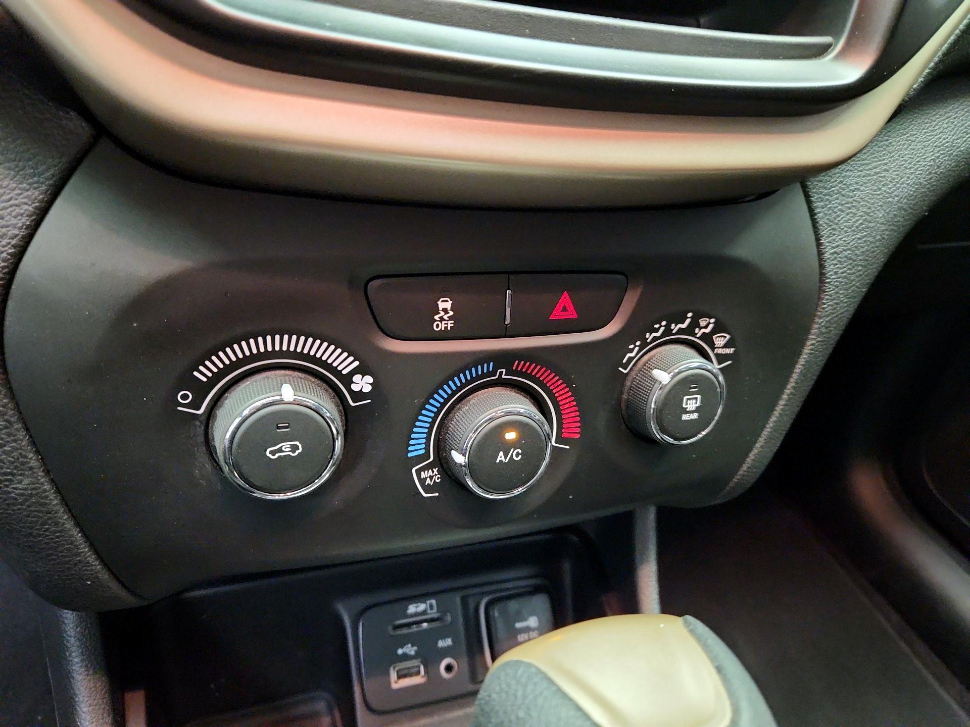 Thumbnail: 2018 Jeep Cherokee - 17