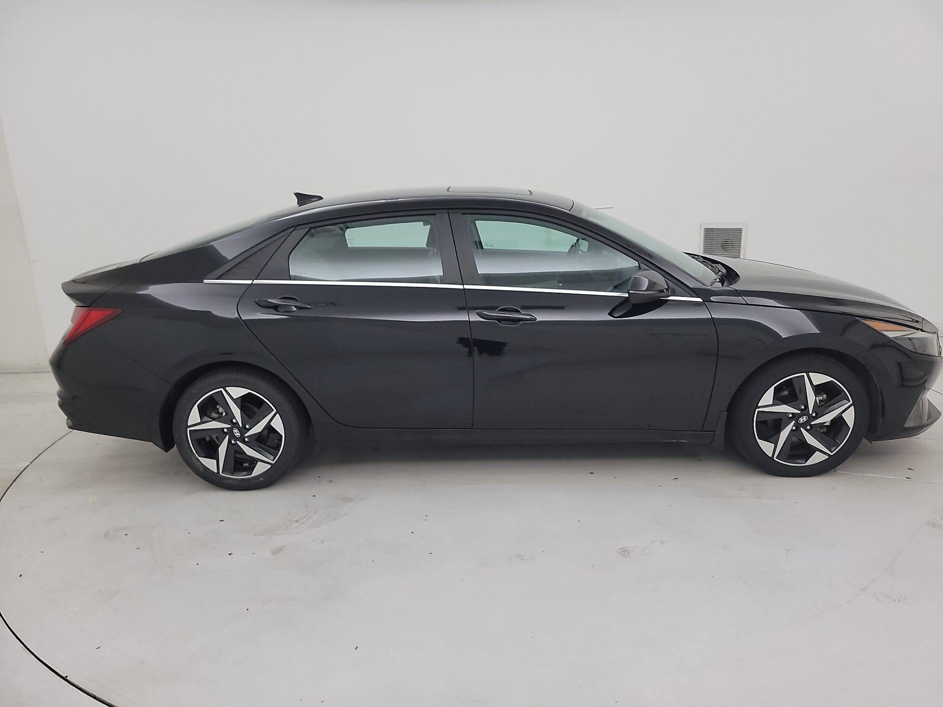 Thumbnail: 2023 Hyundai Elantra - 4