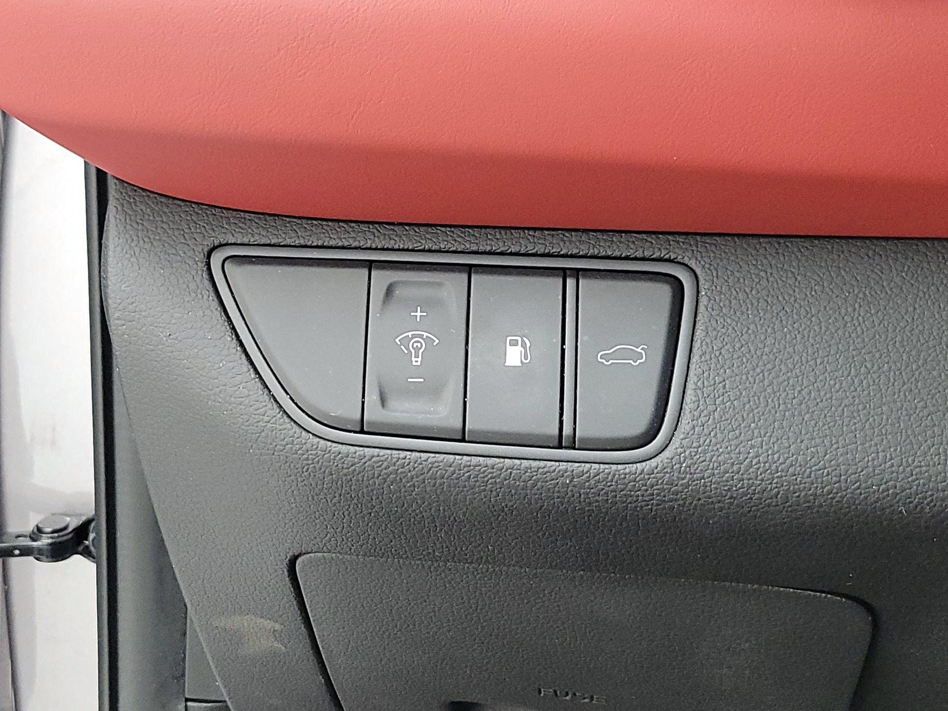 Thumbnail: 2023 Genesis G70 - 13