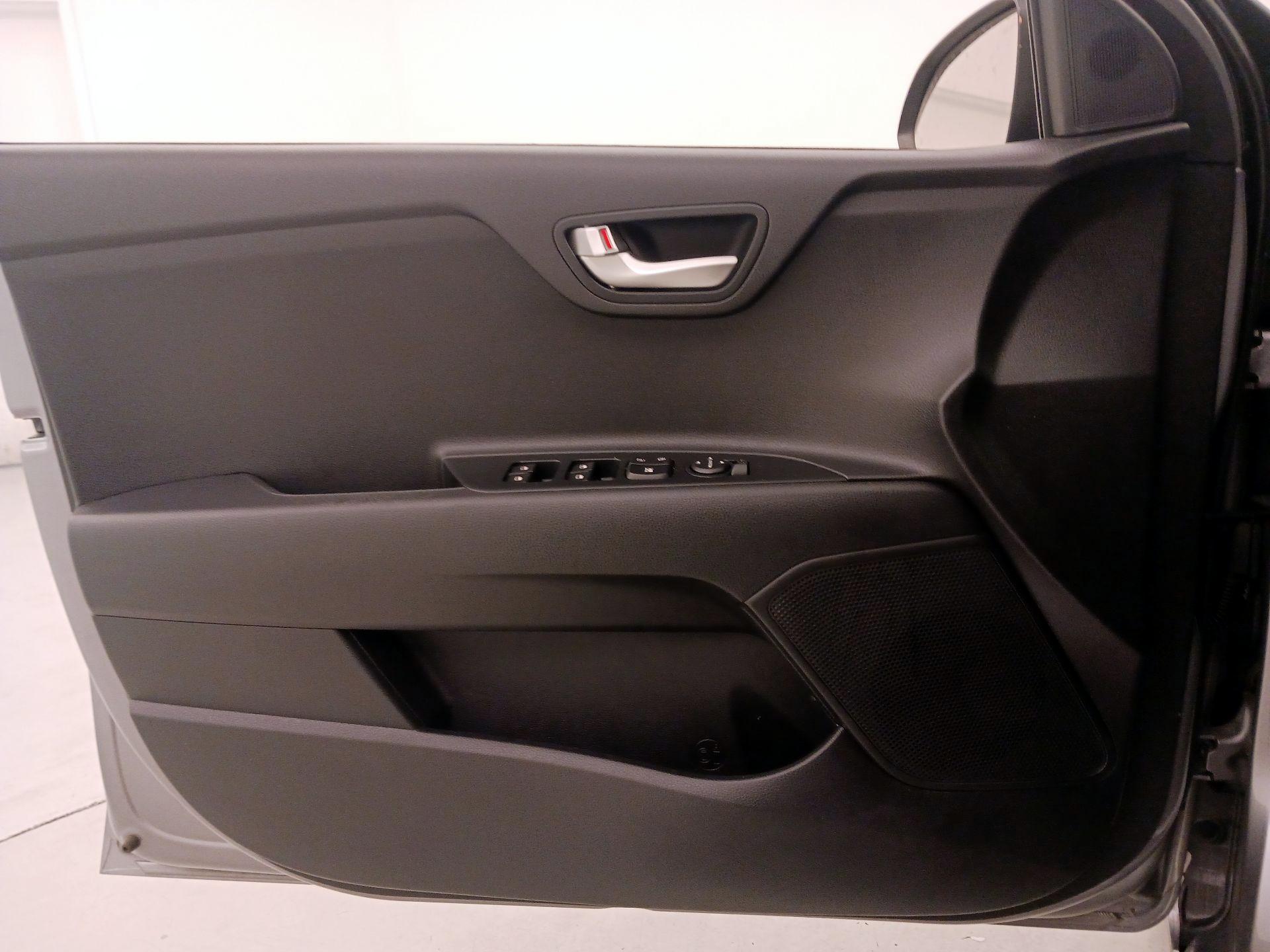 Thumbnail: 2022 Kia Rio - 12