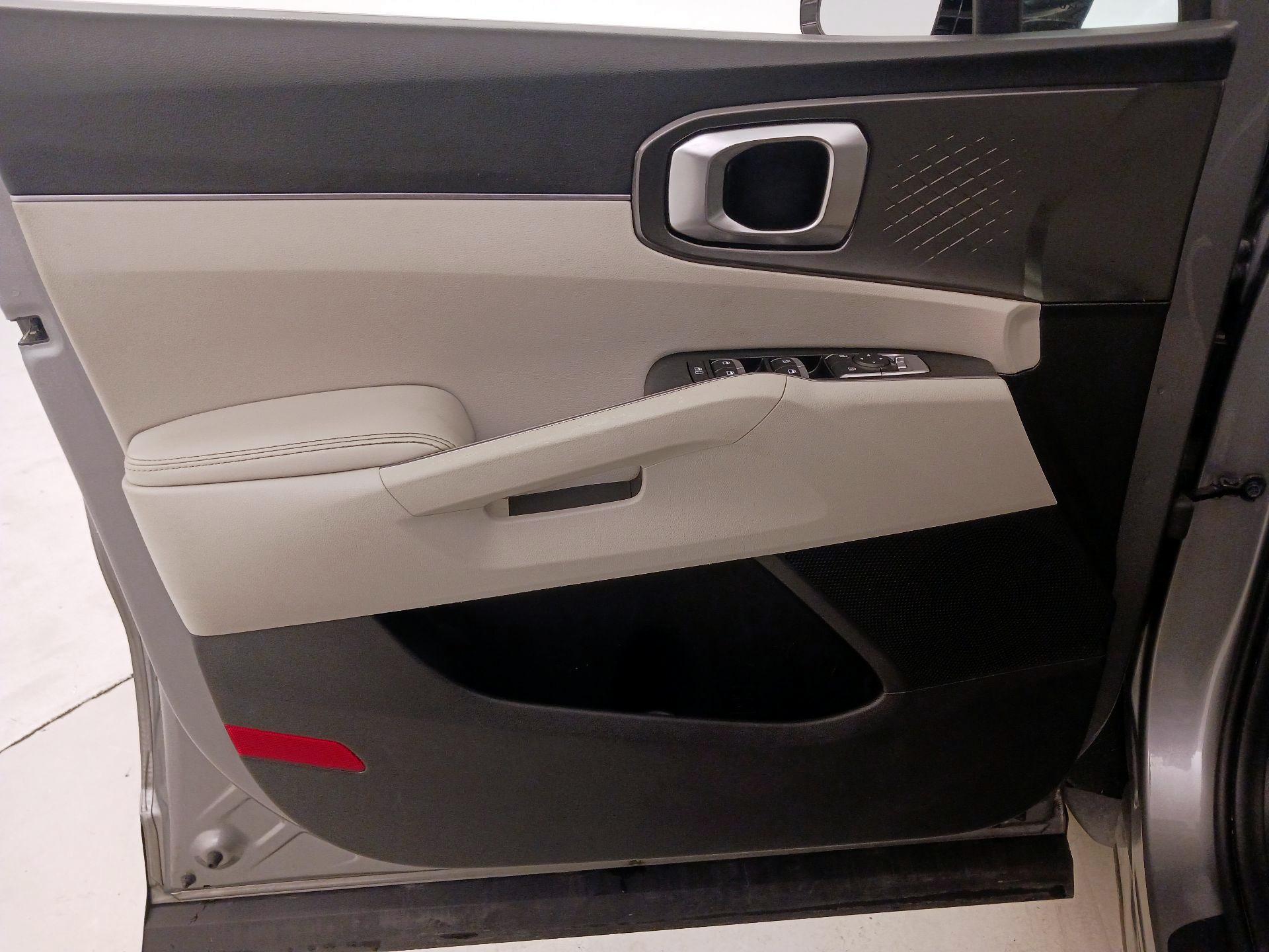 Thumbnail: 2023 Kia Sorento - 12