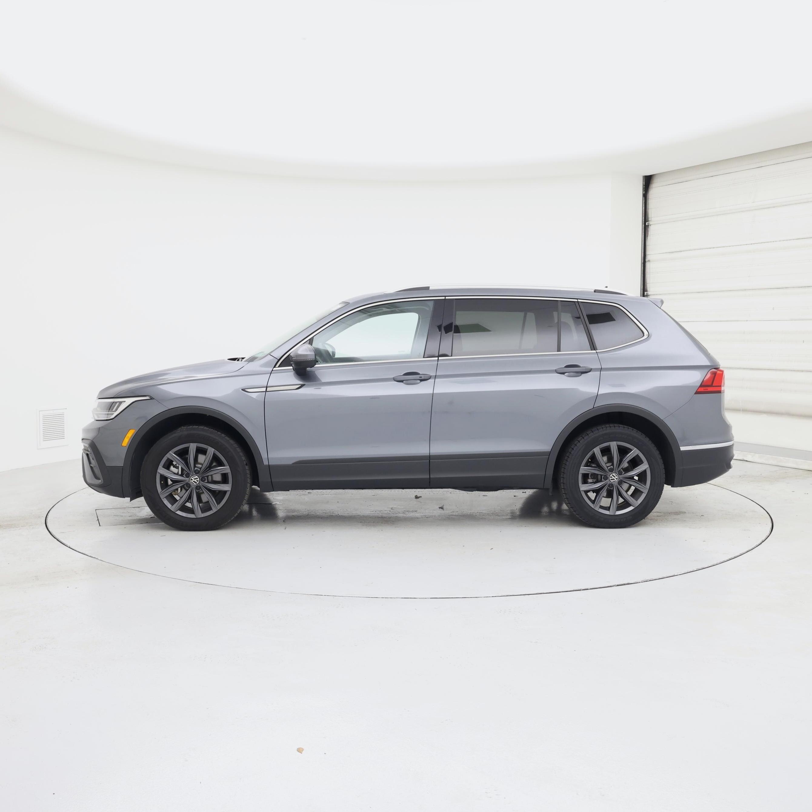 Thumbnail: 2022 Volkswagen Tiguan - 3