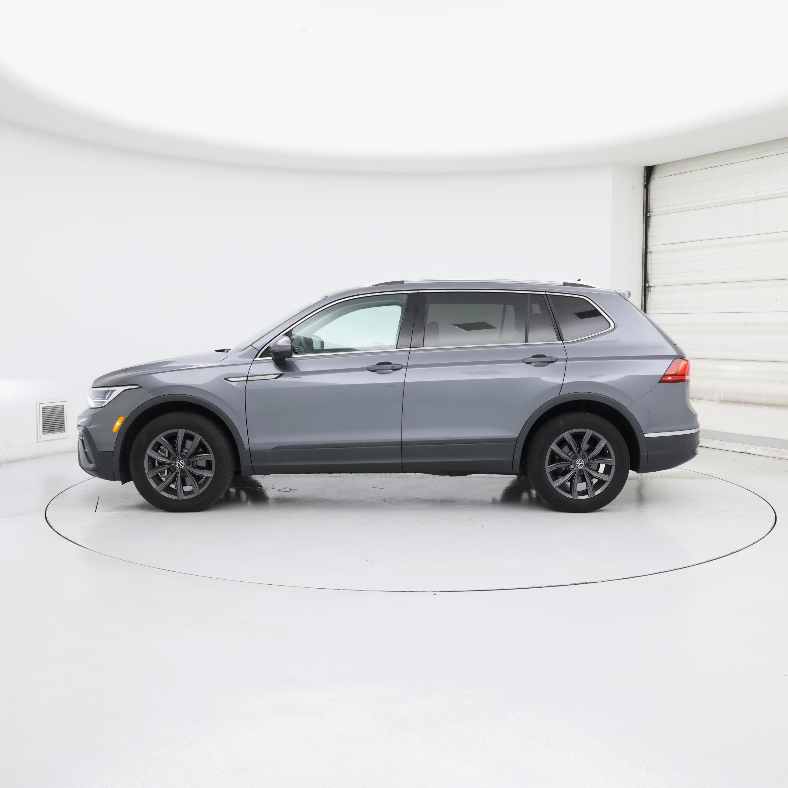 Thumbnail: 2023 Volkswagen Tiguan - 3