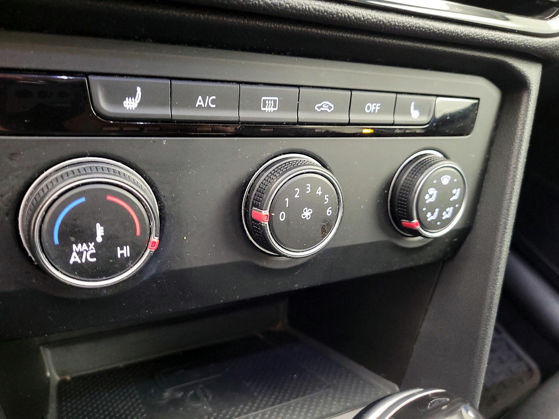 Thumbnail: 2022 Volkswagen Taos - 16