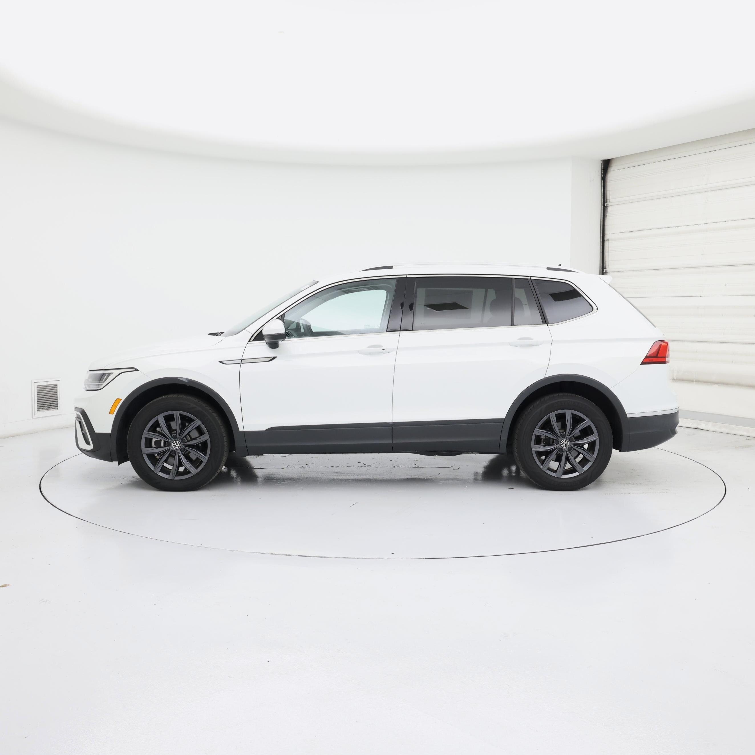 Thumbnail: 2023 Volkswagen Tiguan - 3