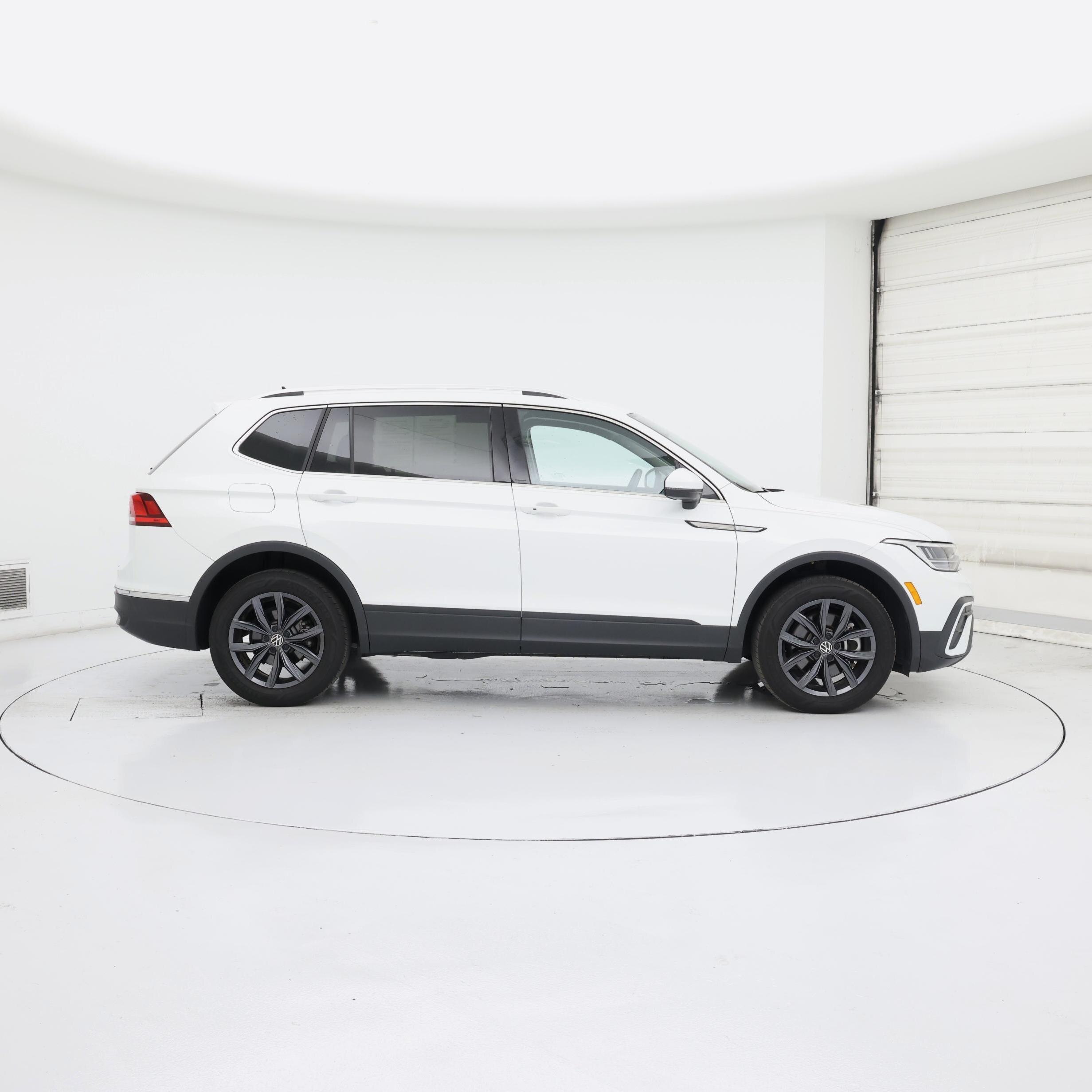 Thumbnail: 2023 Volkswagen Tiguan - 7