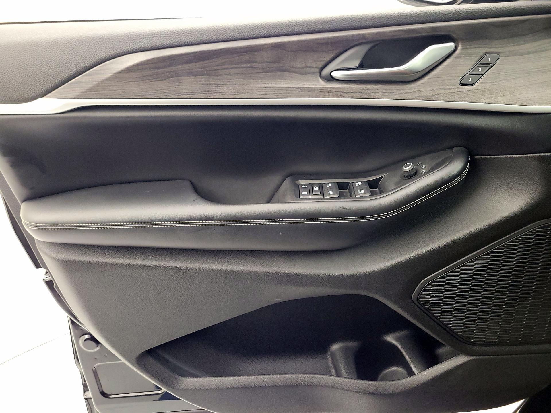 Thumbnail: 2023 Jeep Grand Cherokee - 12