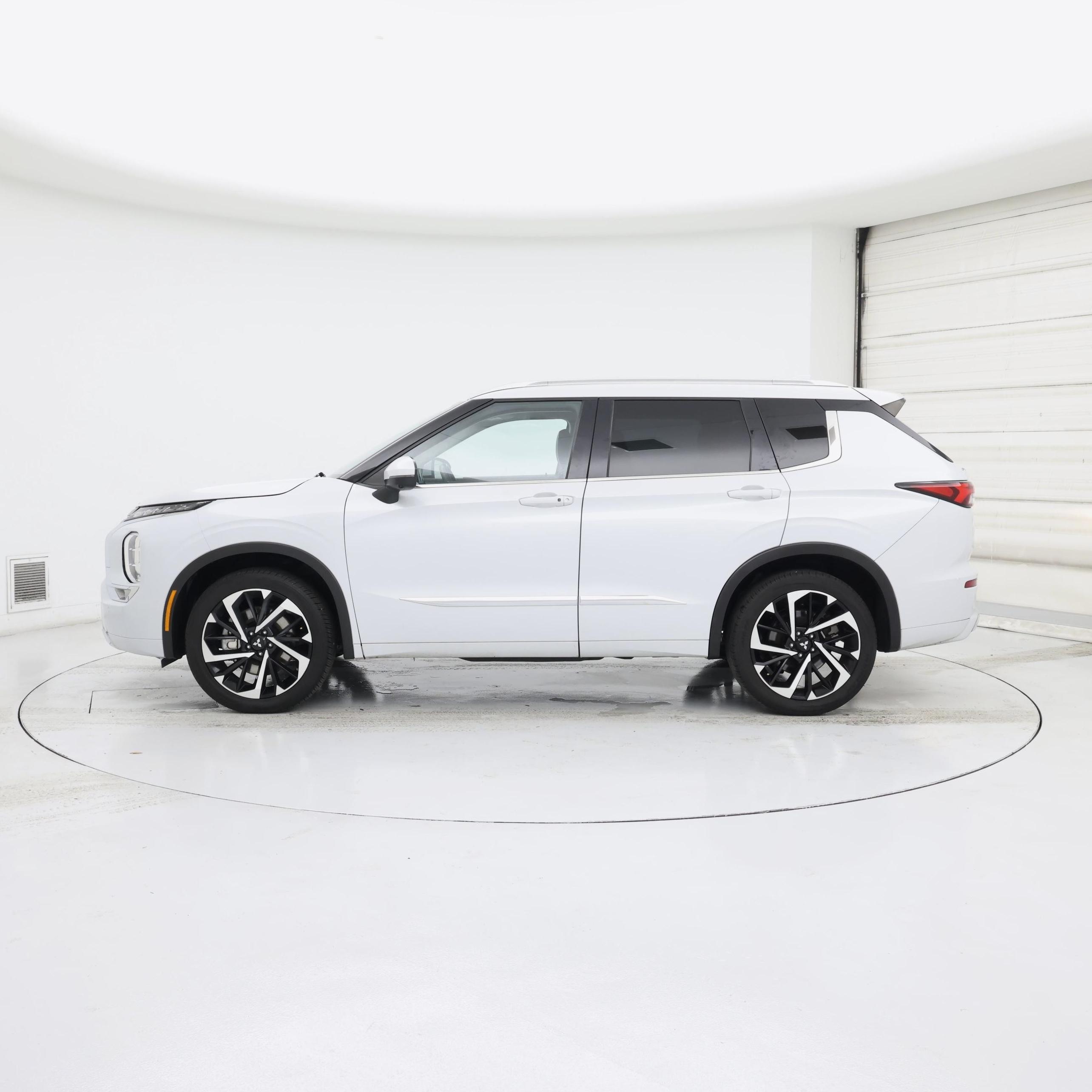 Thumbnail: 2022 Mitsubishi Outlander - 3