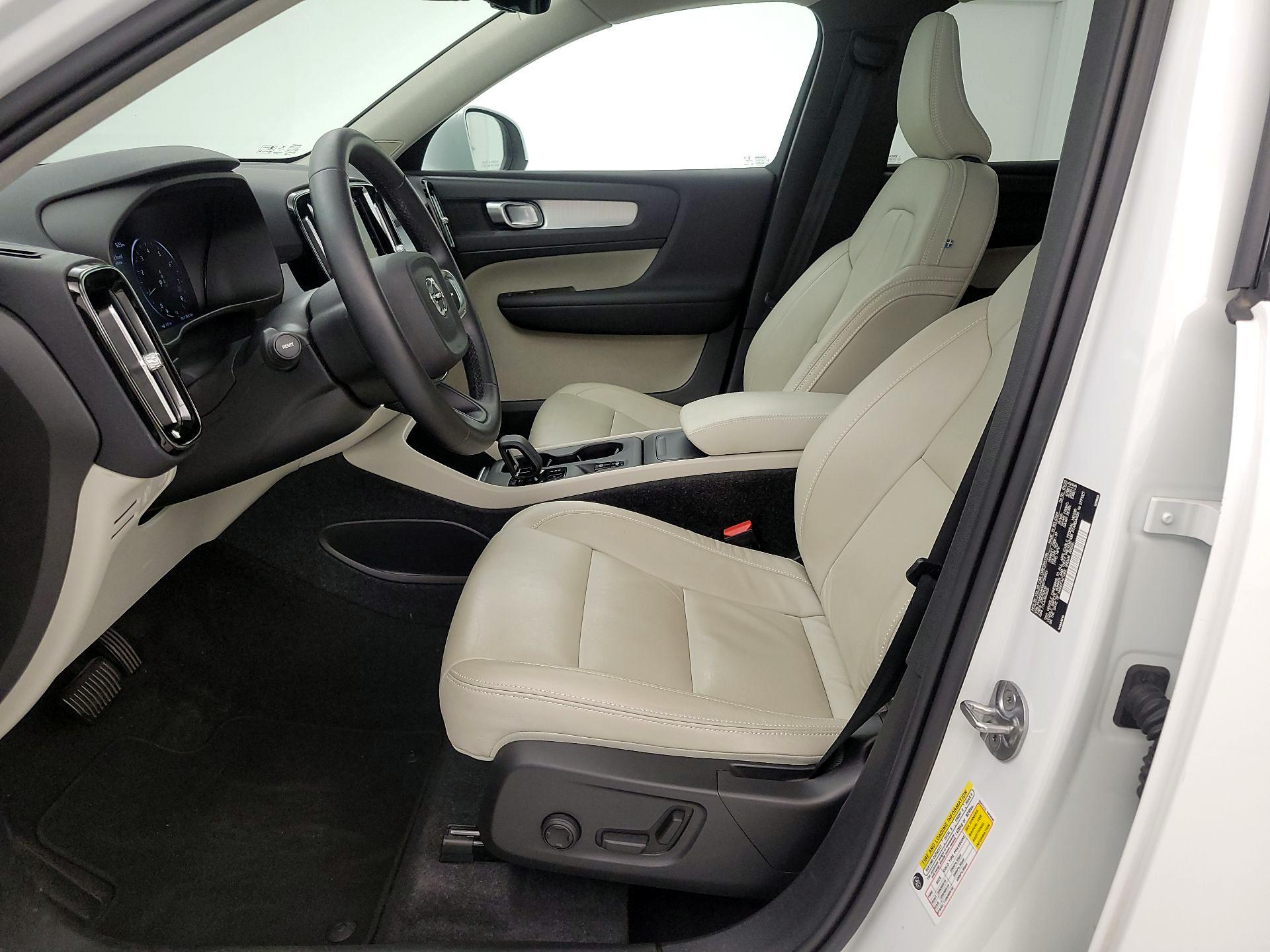 Thumbnail: 2022 Volvo XC40 - 11