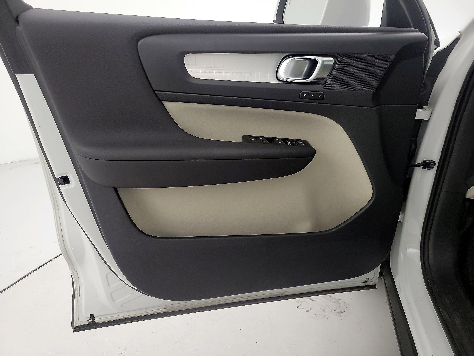 Thumbnail: 2022 Volvo XC40 - 12