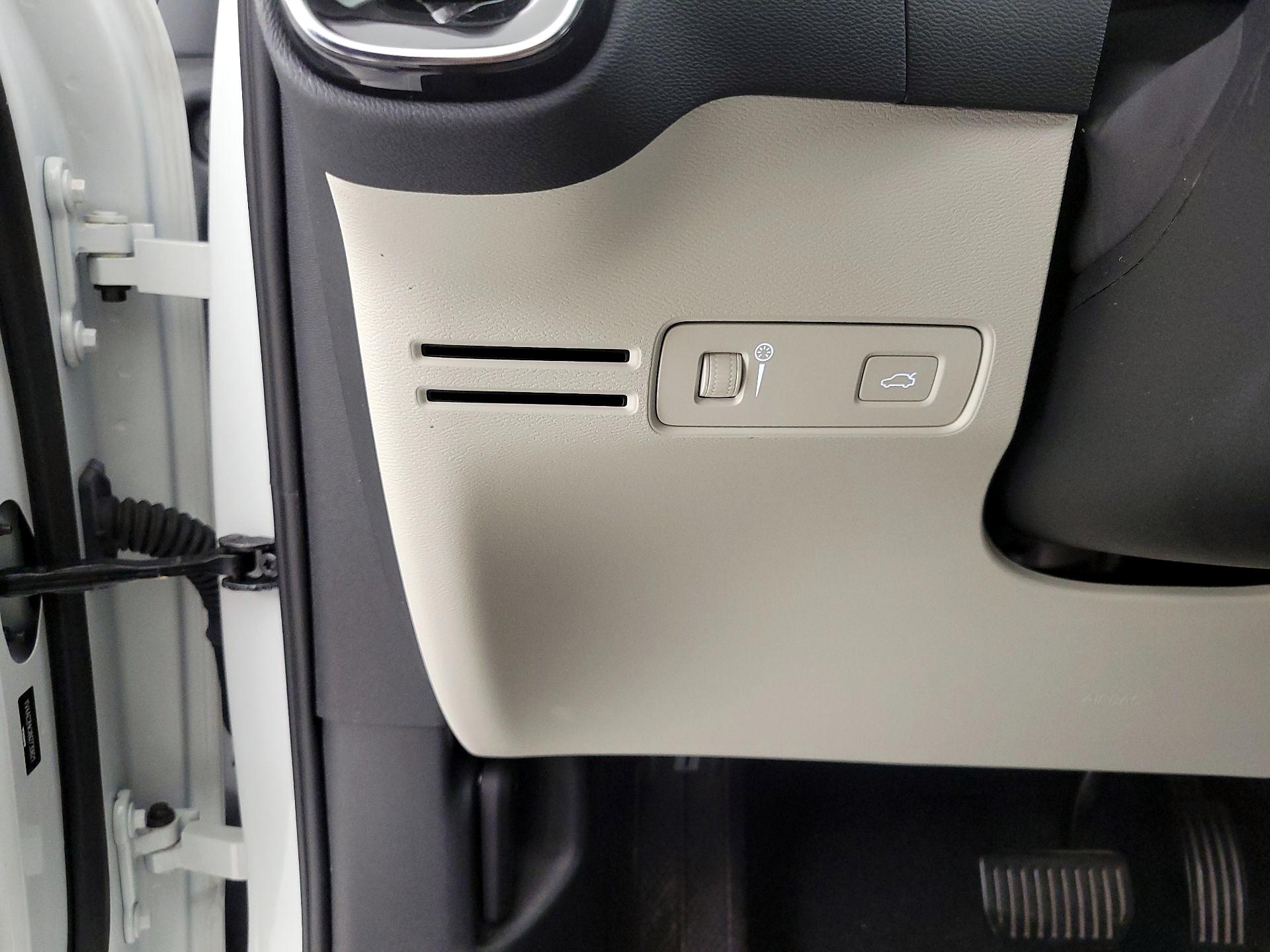 Thumbnail: 2022 Volvo XC40 - 13