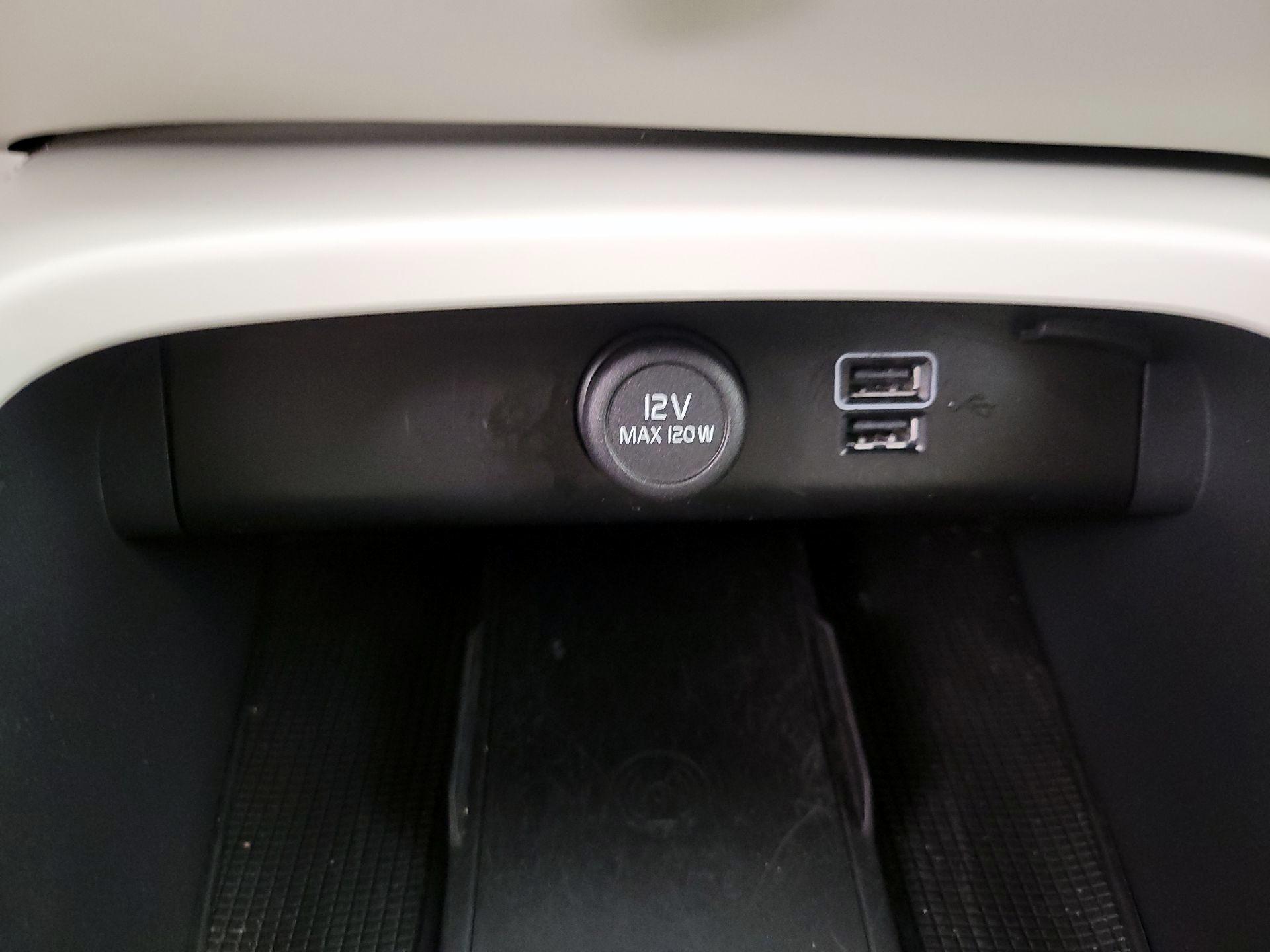 Thumbnail: 2022 Volvo XC40 - 19