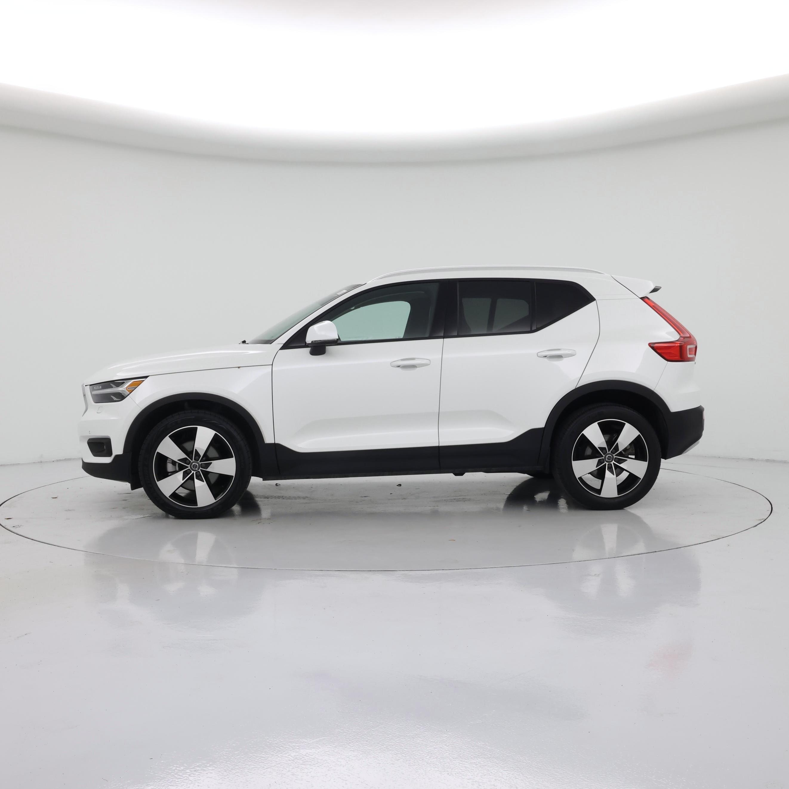 Thumbnail: 2022 Volvo XC40 - 3