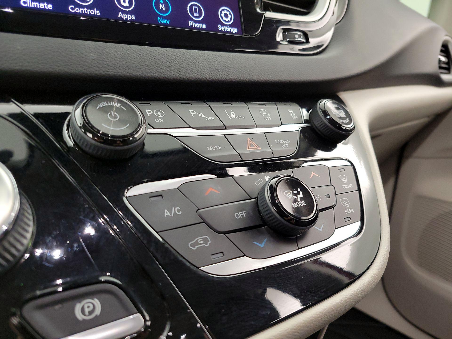 Thumbnail: 2020 Chrysler Pacifica - 17