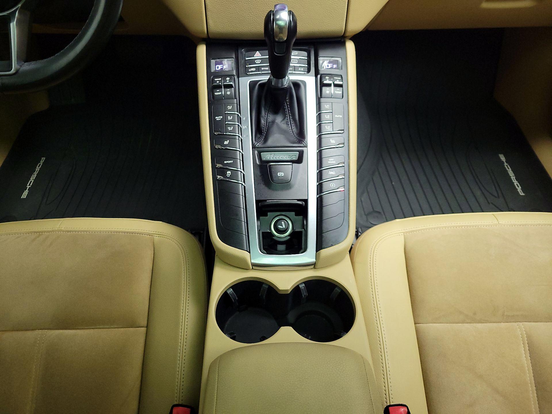 Thumbnail: 2018 Porsche Macan - 18