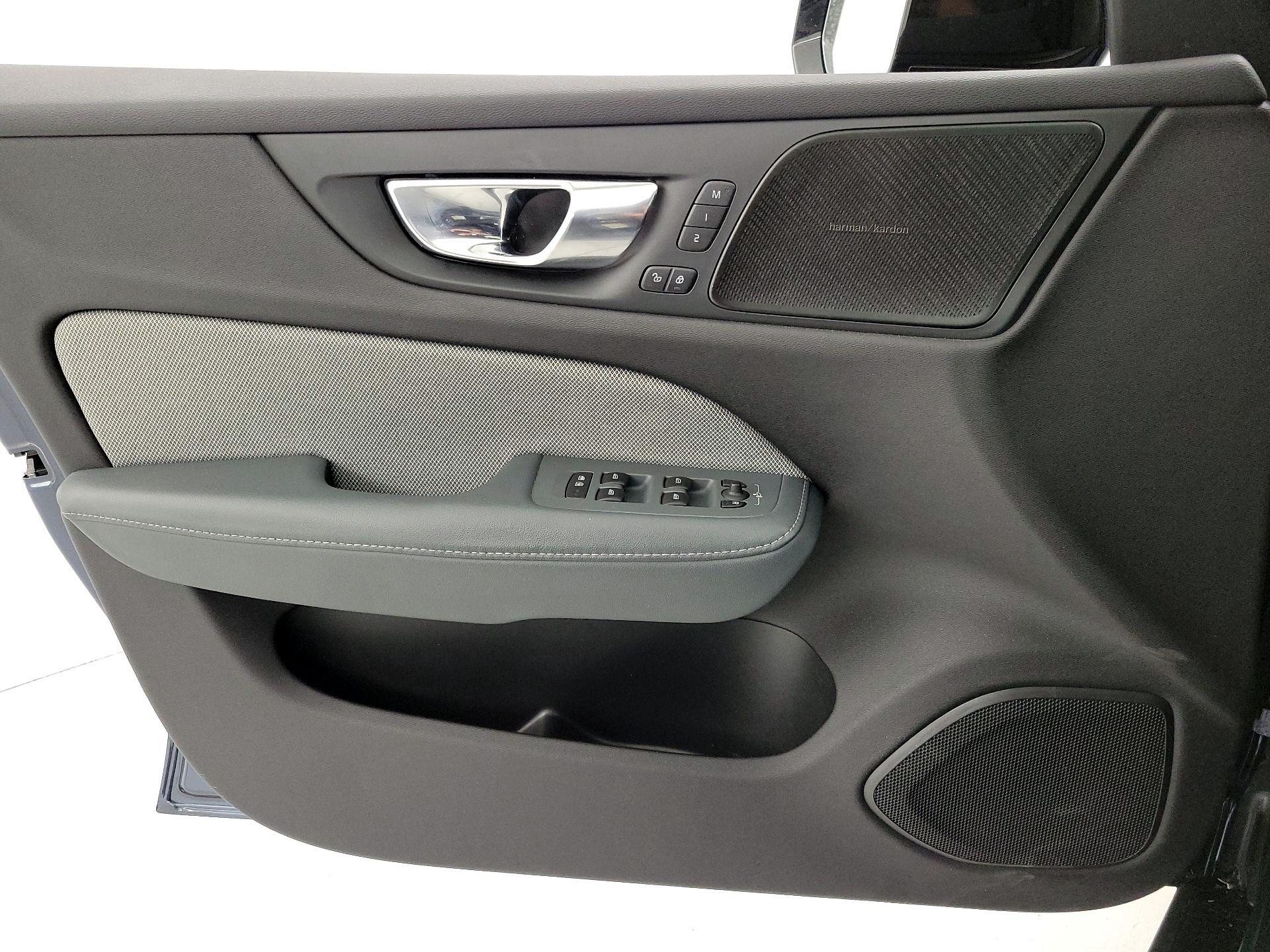 Thumbnail: 2020 Volvo V60 - 12