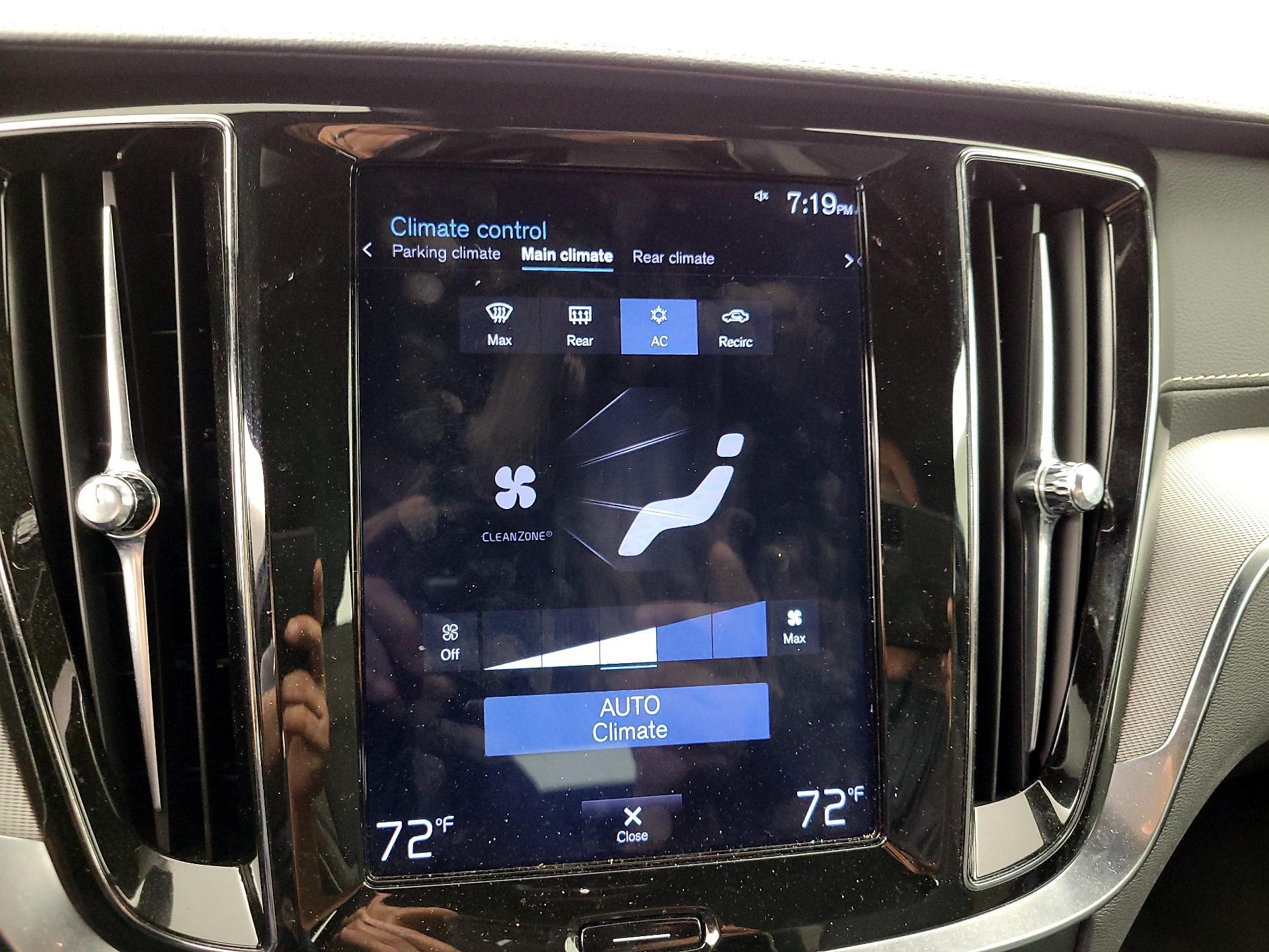 Thumbnail: 2020 Volvo V60 - 17