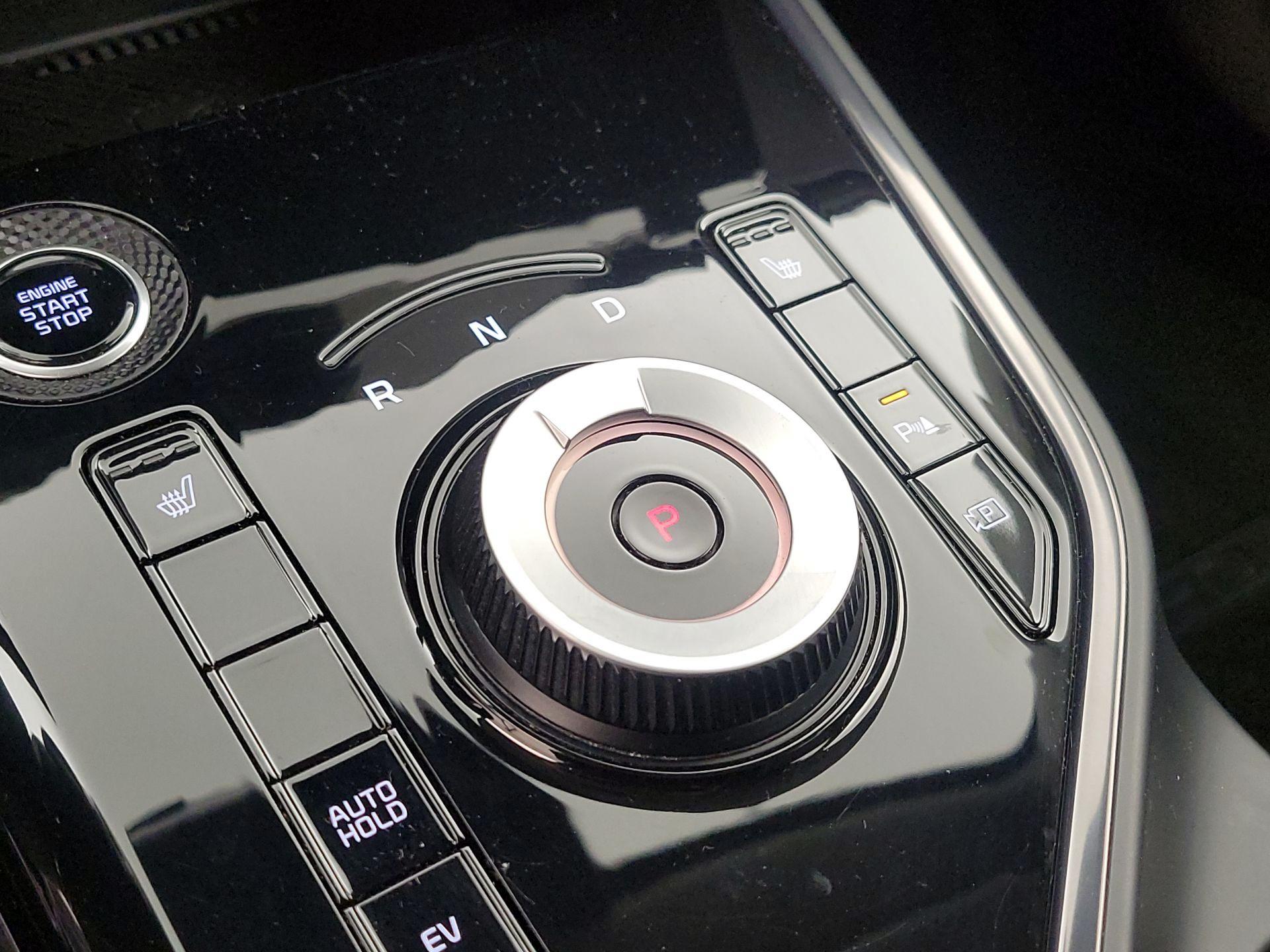 Thumbnail: 2023 Kia Niro - 17