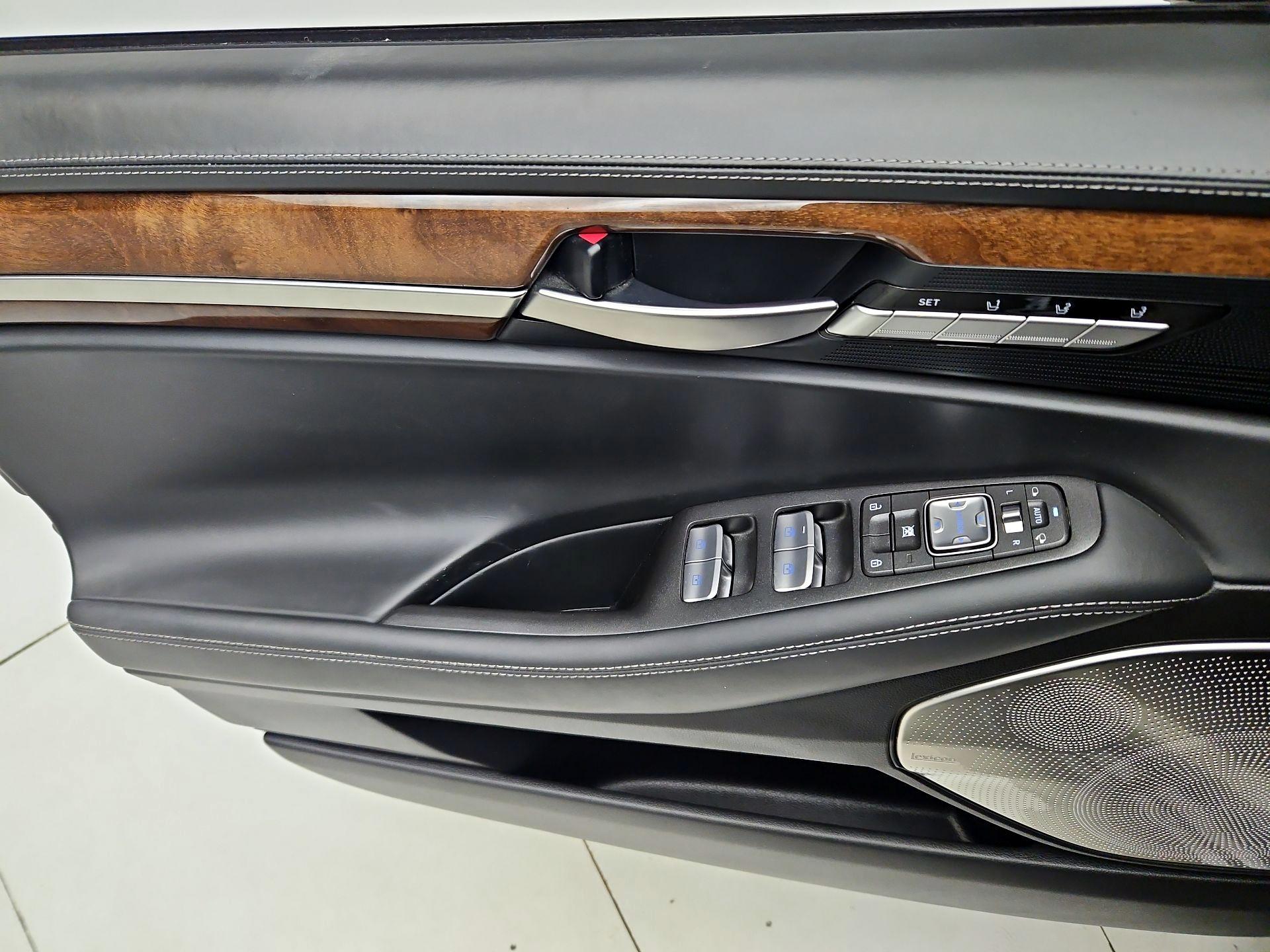 Thumbnail: 2019 Genesis G90 - 12