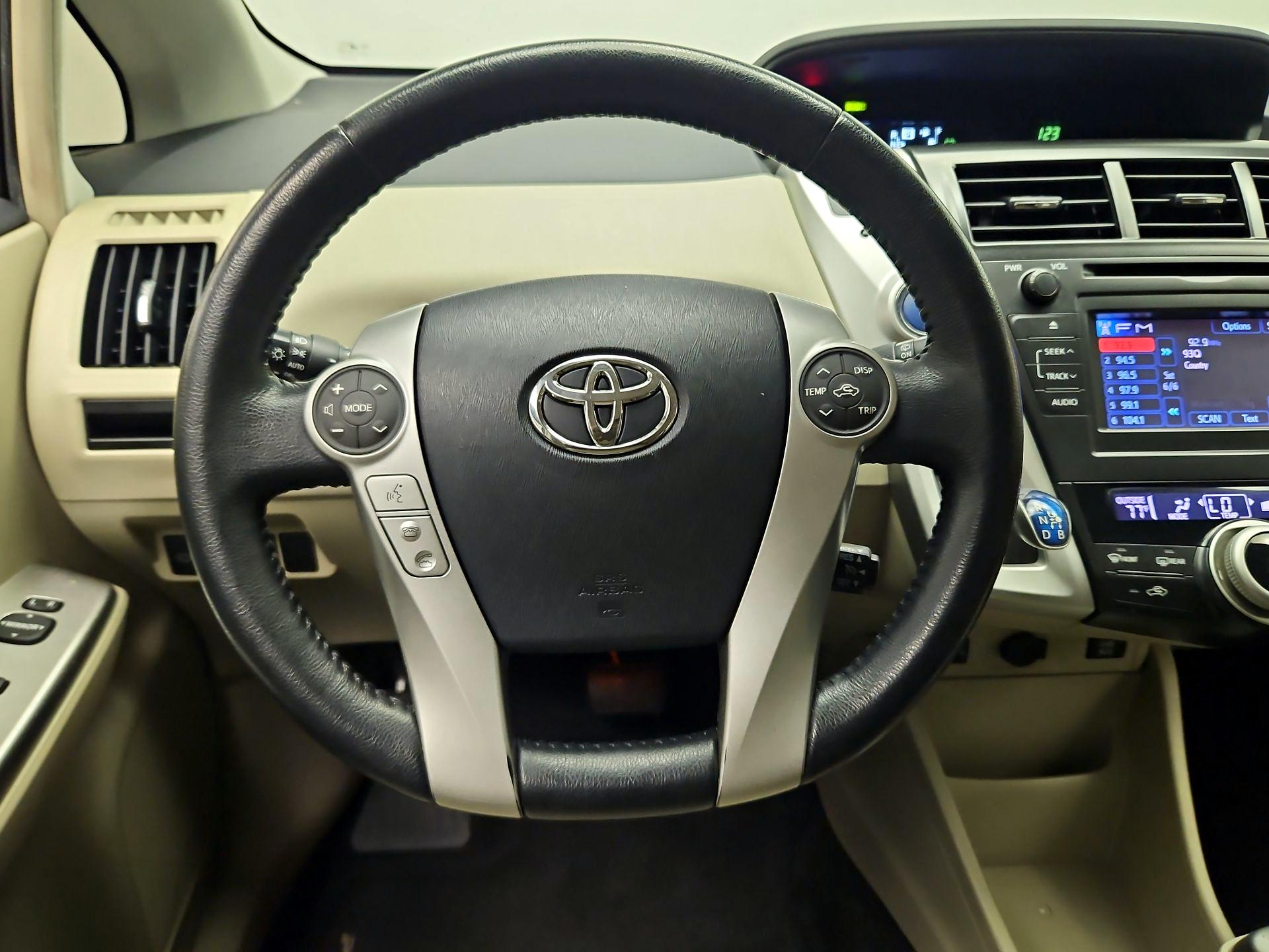 Thumbnail: 2014 Toyota Prius v - 10