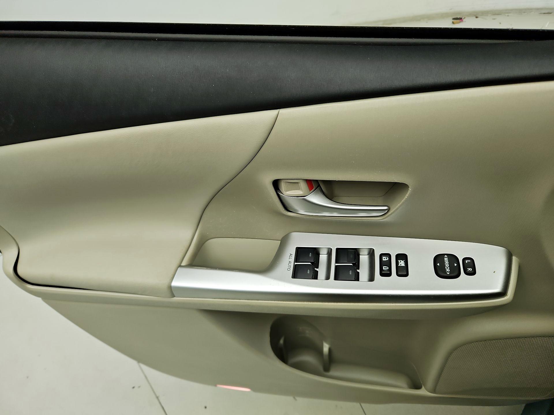 Thumbnail: 2014 Toyota Prius v - 12