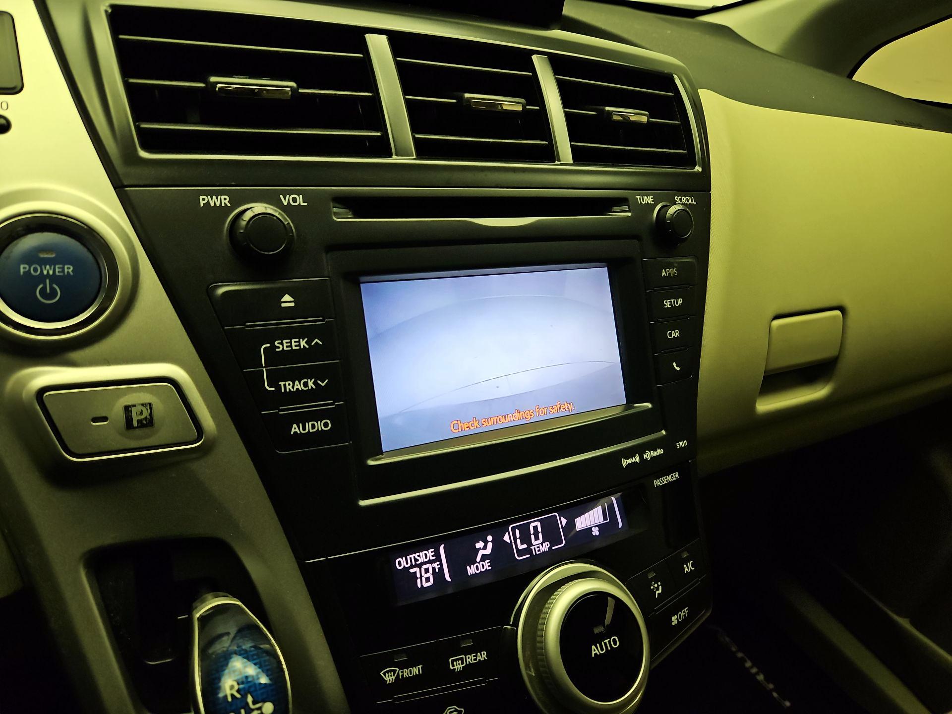 Thumbnail: 2014 Toyota Prius v - 14