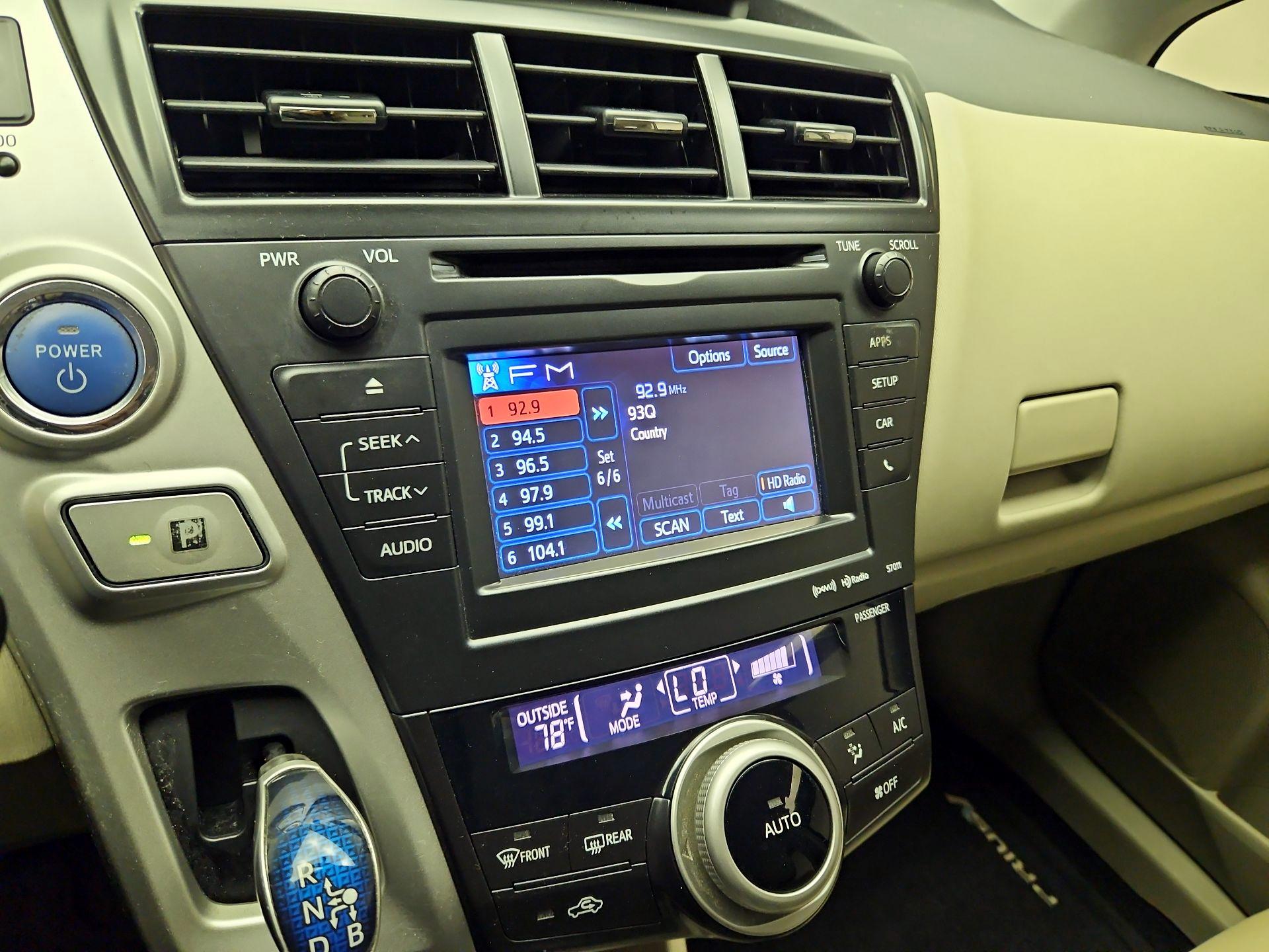 Thumbnail: 2014 Toyota Prius v - 15