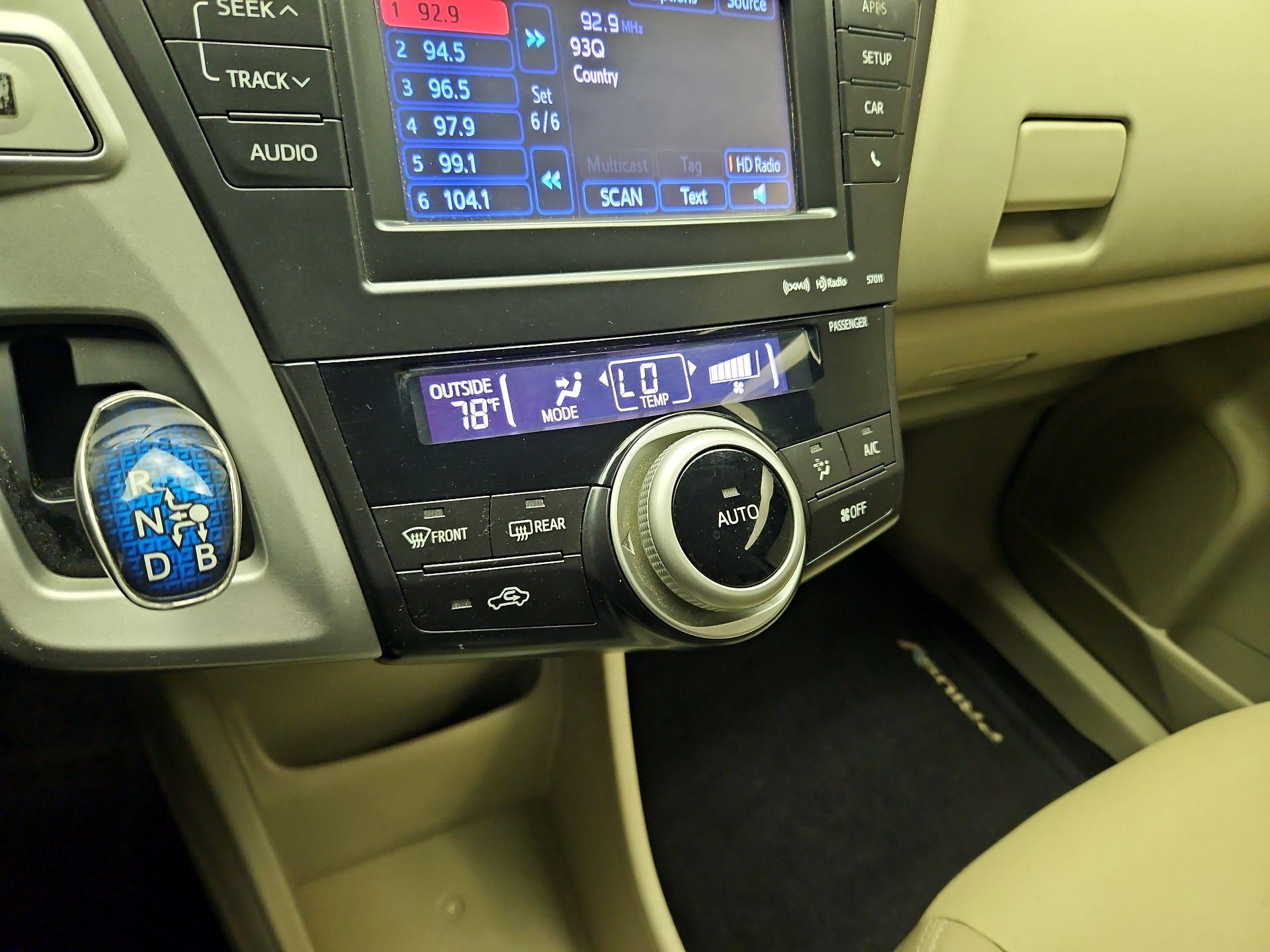 Thumbnail: 2014 Toyota Prius v - 16