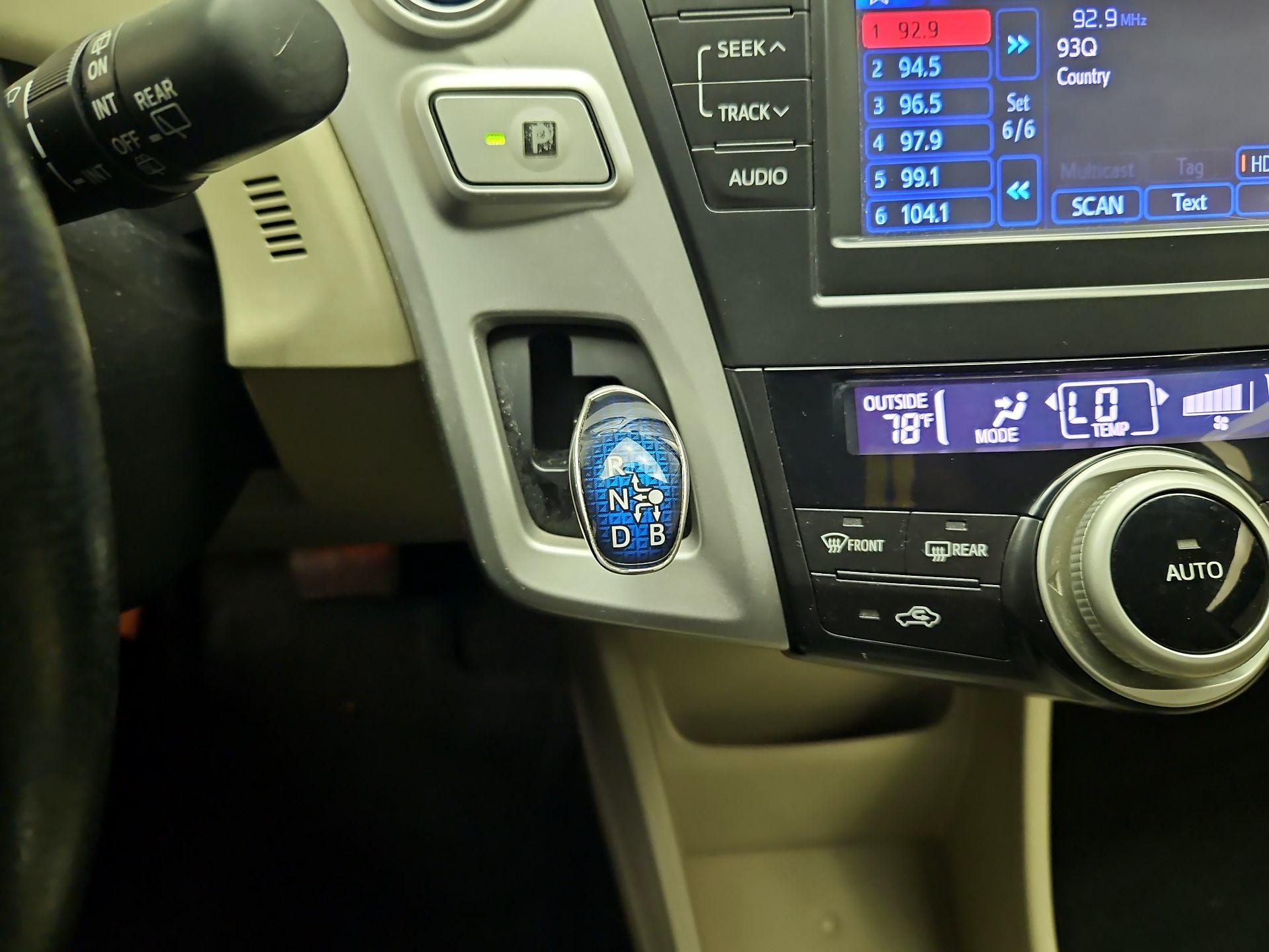 Thumbnail: 2014 Toyota Prius v - 17