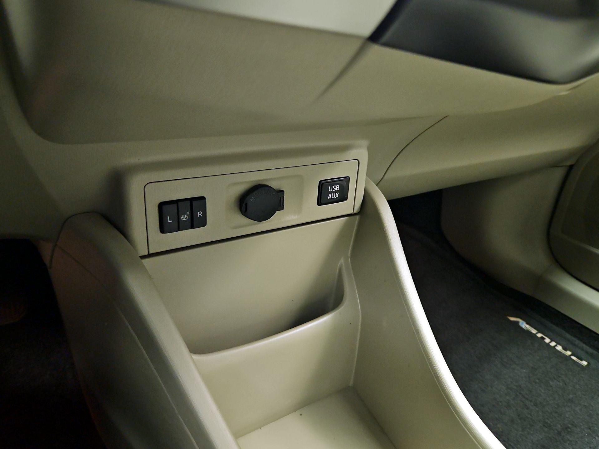 Thumbnail: 2014 Toyota Prius v - 18