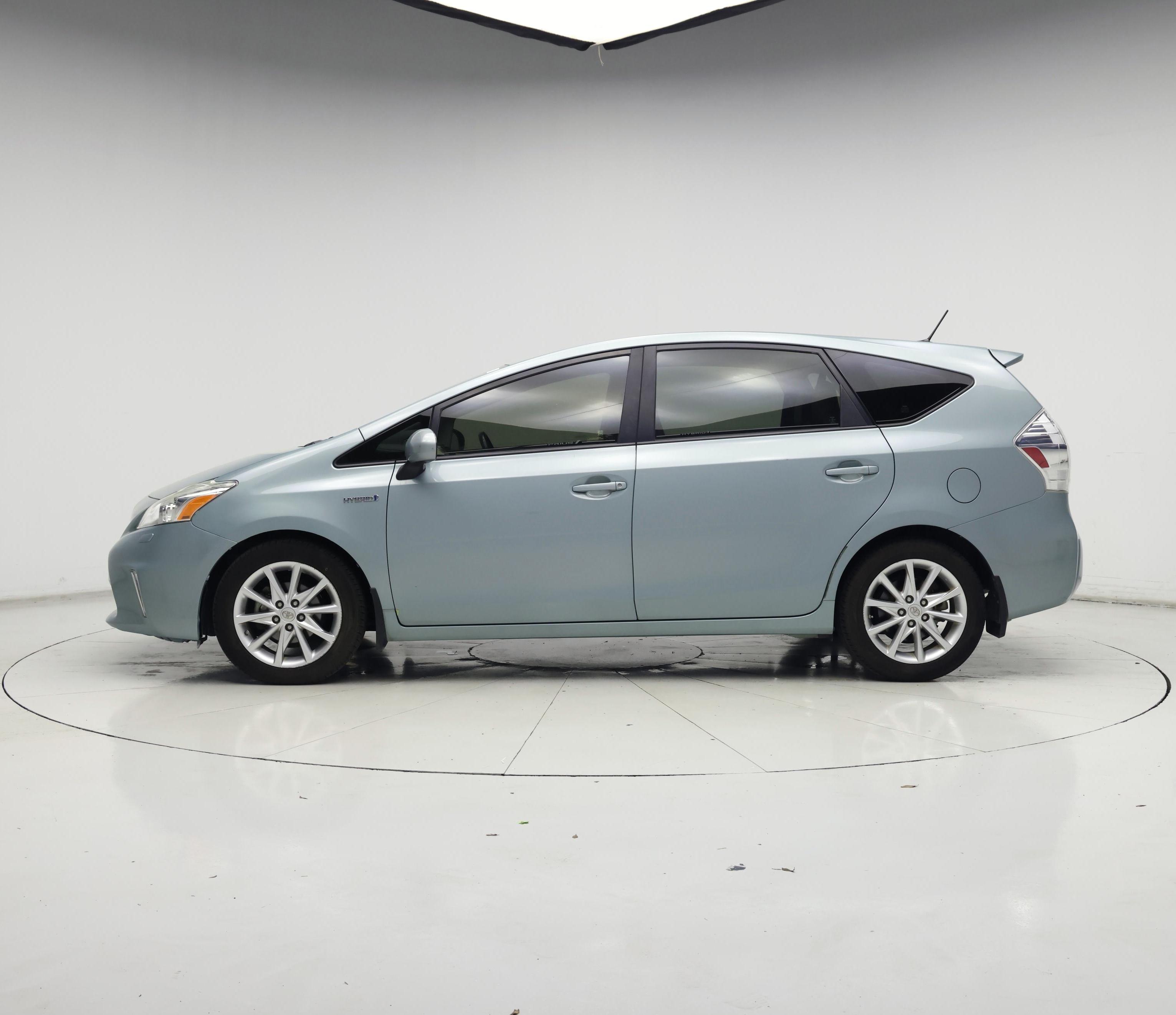 Thumbnail: 2014 Toyota Prius v - 3