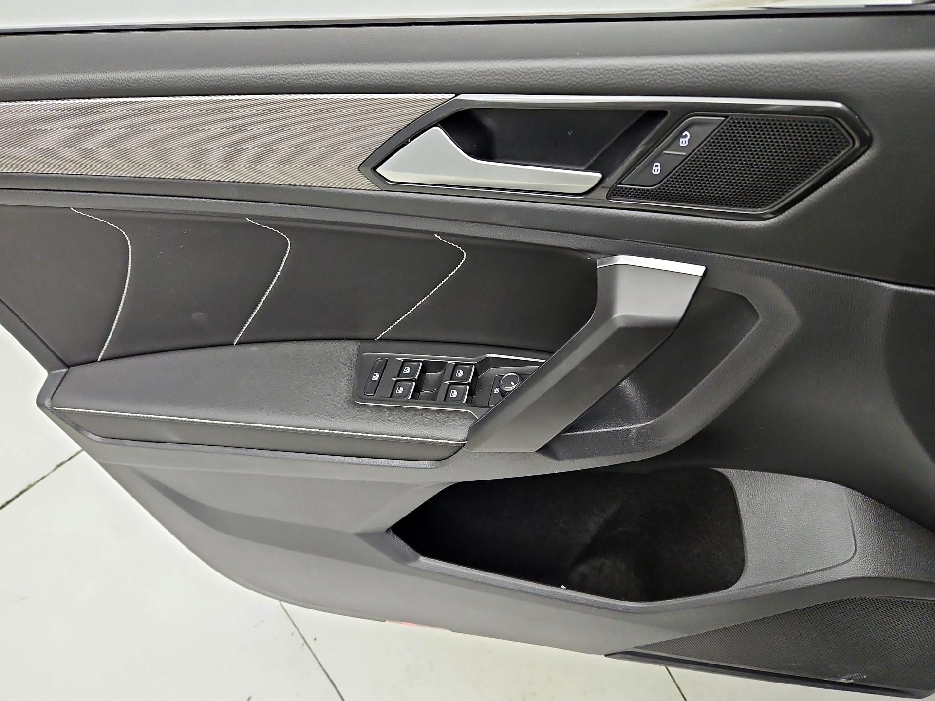 Thumbnail: 2023 Volkswagen Tiguan - 12