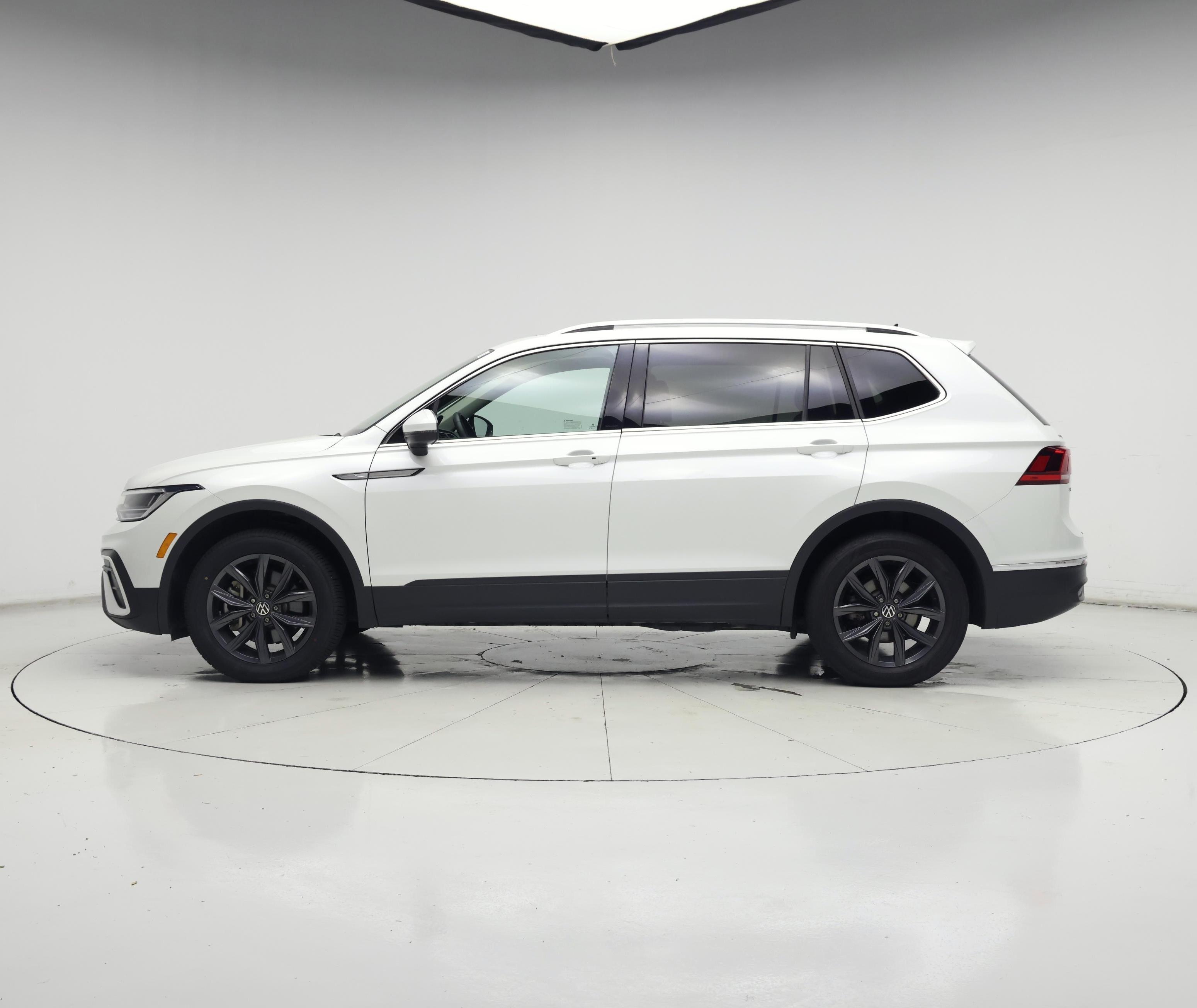 Thumbnail: 2023 Volkswagen Tiguan - 3