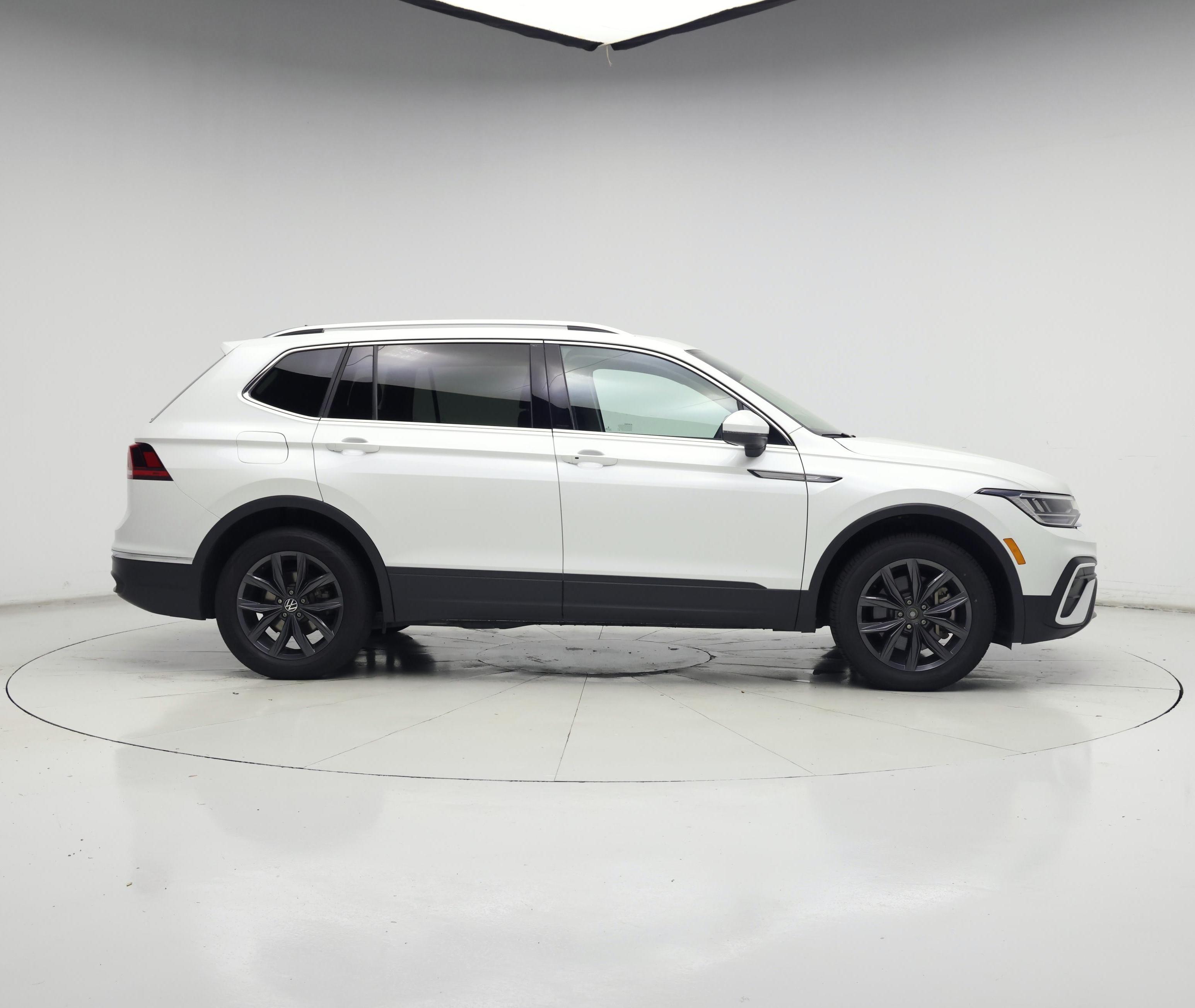 Thumbnail: 2023 Volkswagen Tiguan - 7