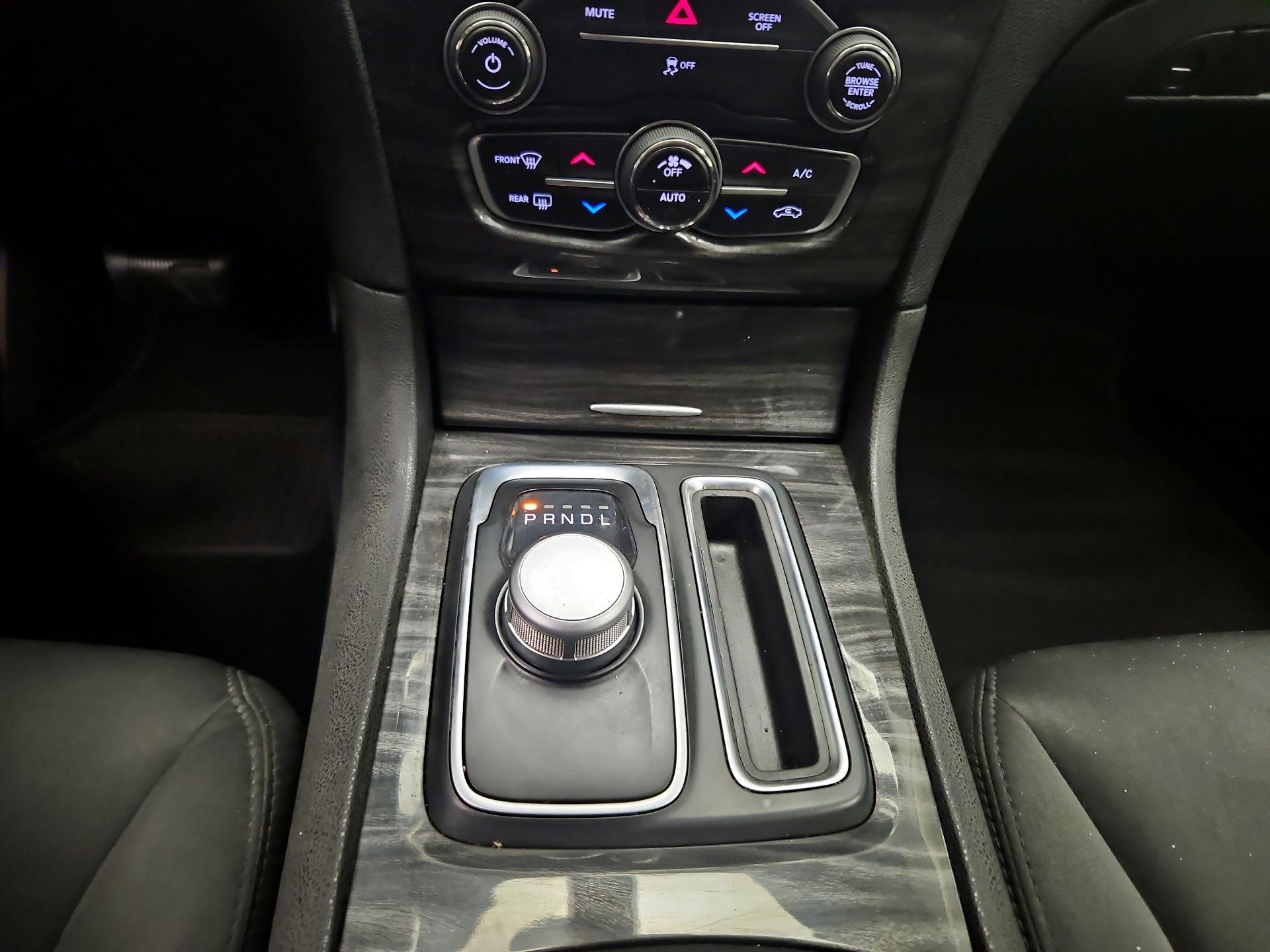 Thumbnail: 2019 Chrysler 300 - 16