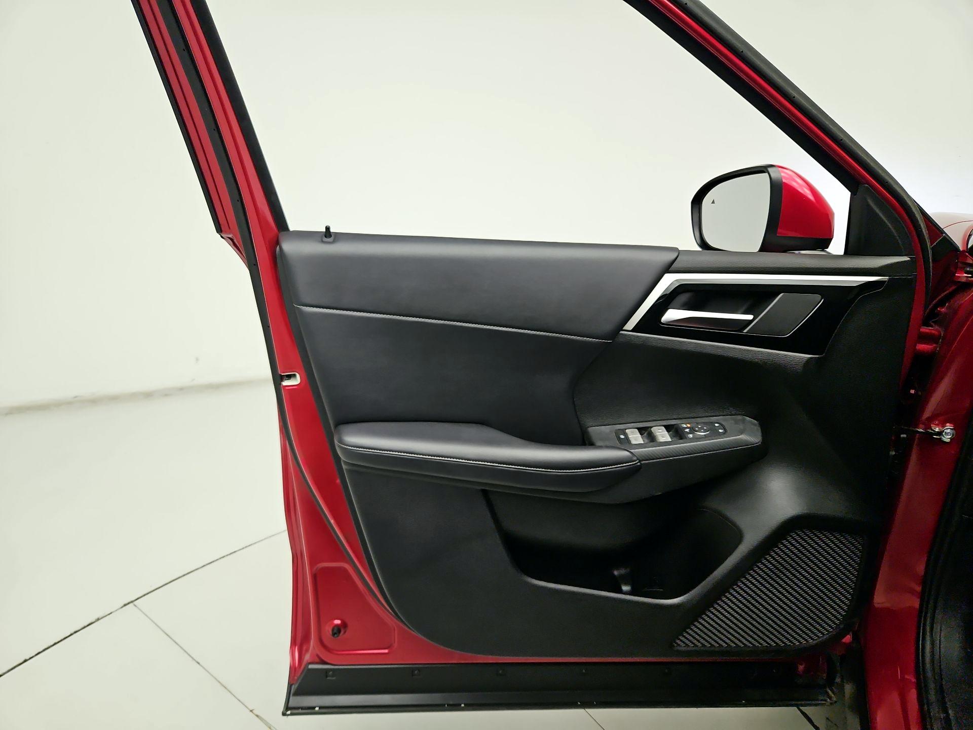 Thumbnail: 2024 Mitsubishi Outlander - 12