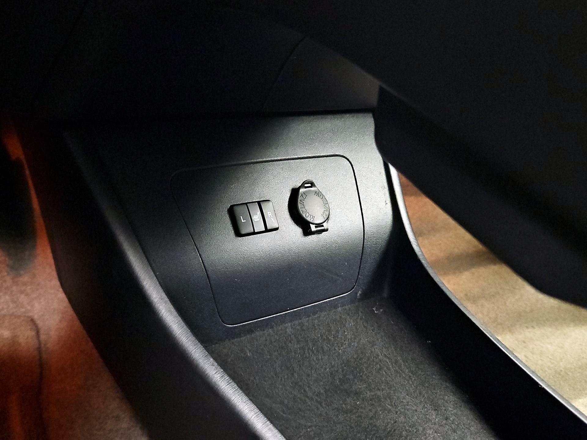 Thumbnail: 2014 Toyota Prius - 18