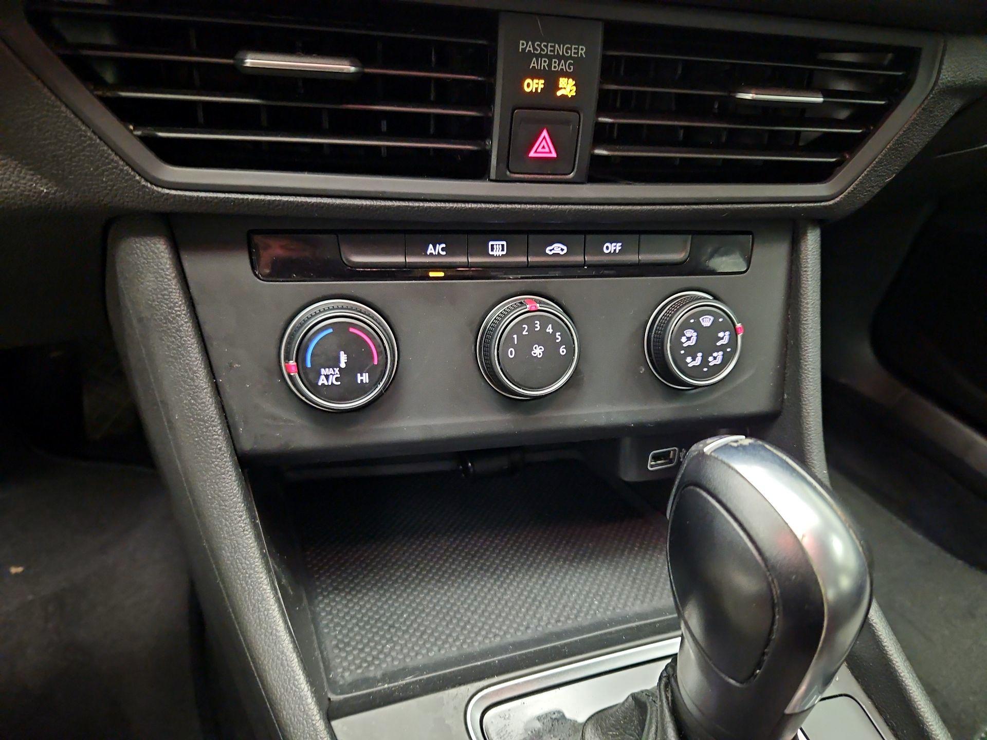 Thumbnail: 2019 Volkswagen Jetta - 16