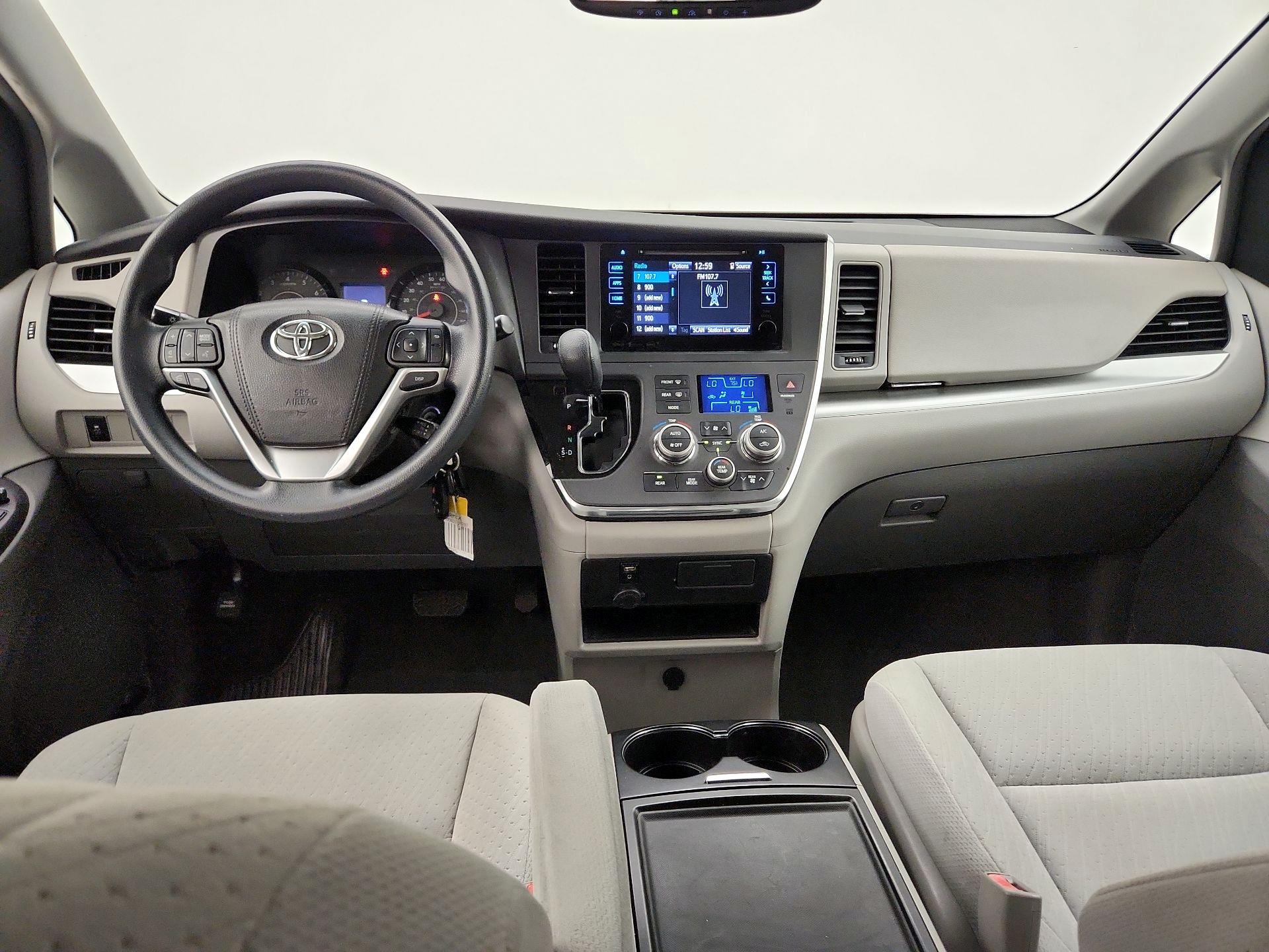 Thumbnail: 2016 Toyota Sienna - 9