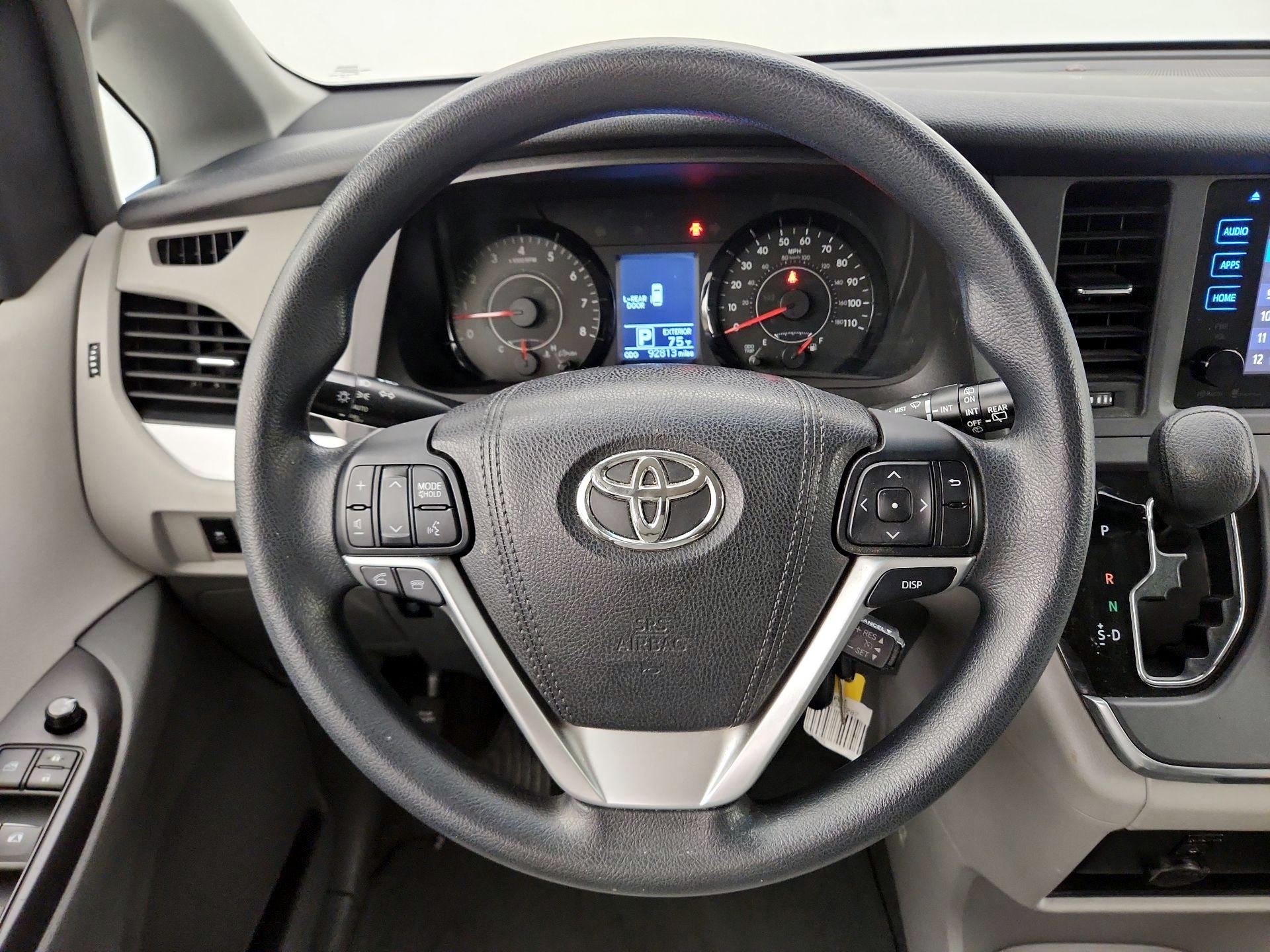 Thumbnail: 2016 Toyota Sienna - 10