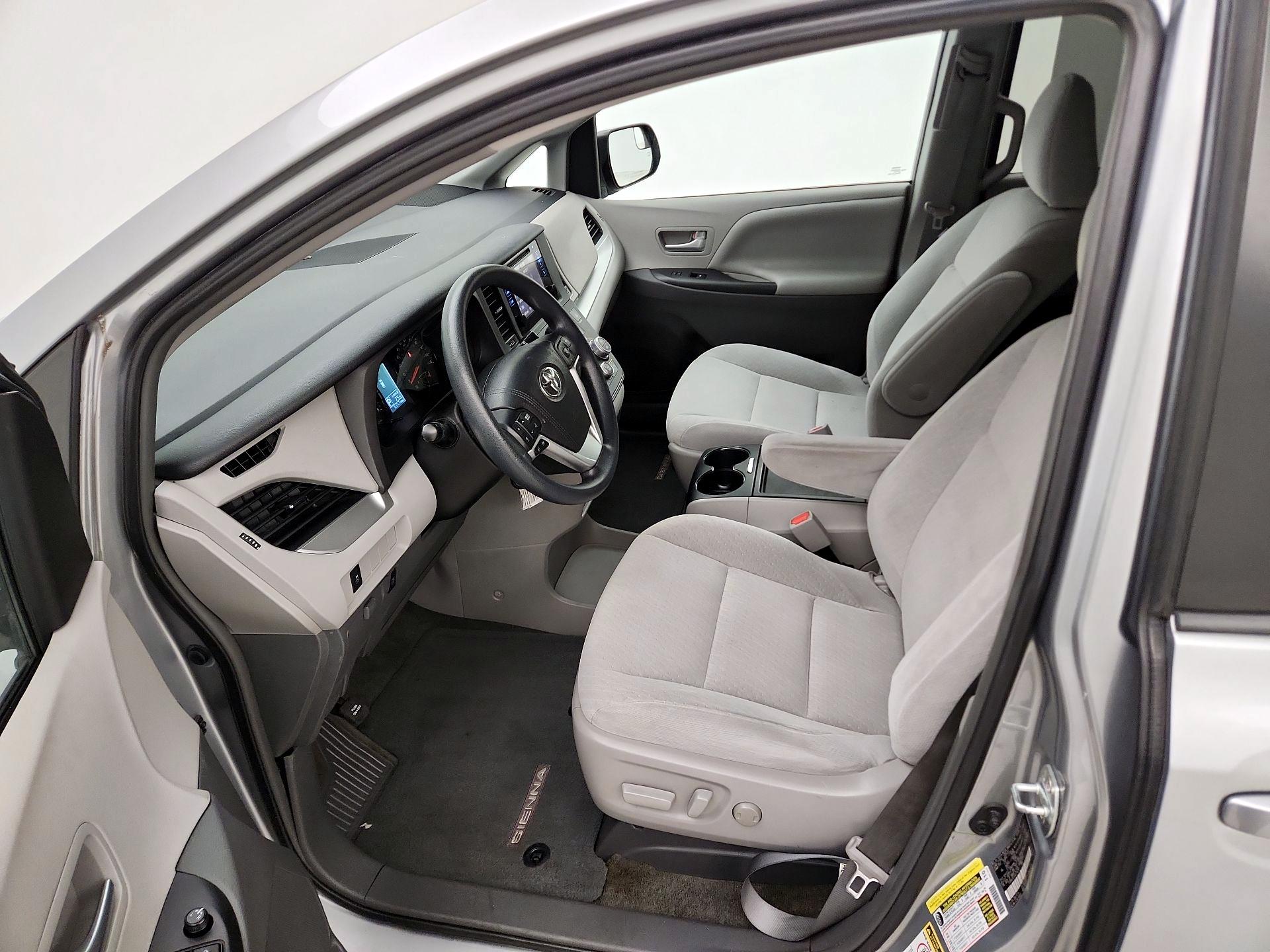 Thumbnail: 2016 Toyota Sienna - 11