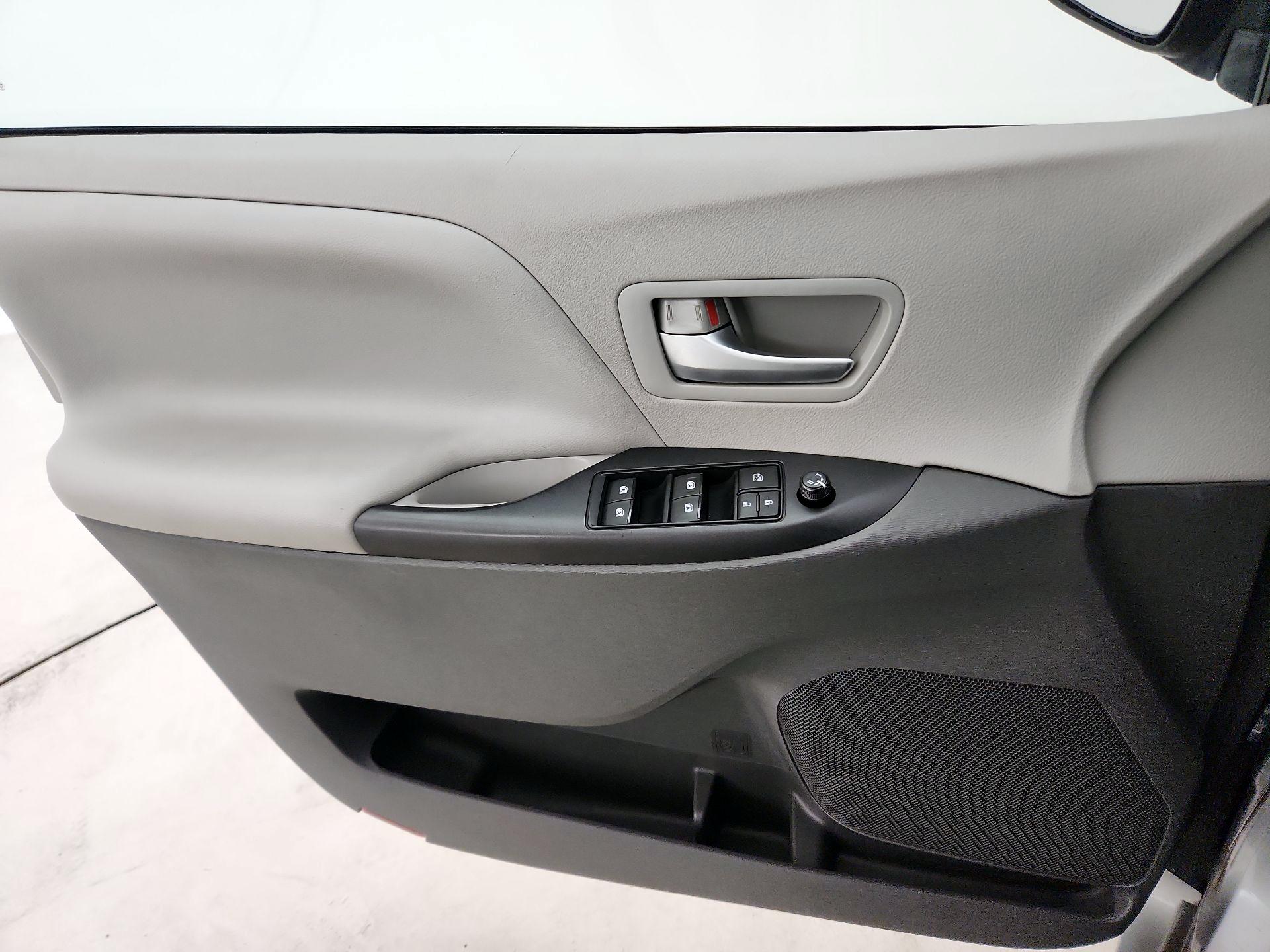 Thumbnail: 2016 Toyota Sienna - 12