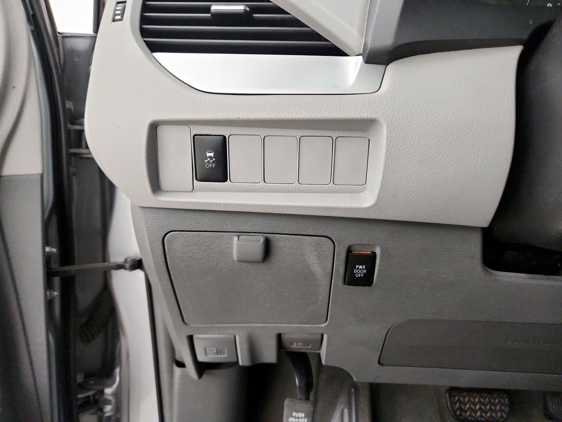 Thumbnail: 2016 Toyota Sienna - 13