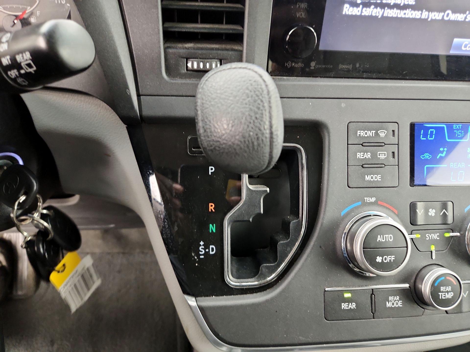 Thumbnail: 2016 Toyota Sienna - 17