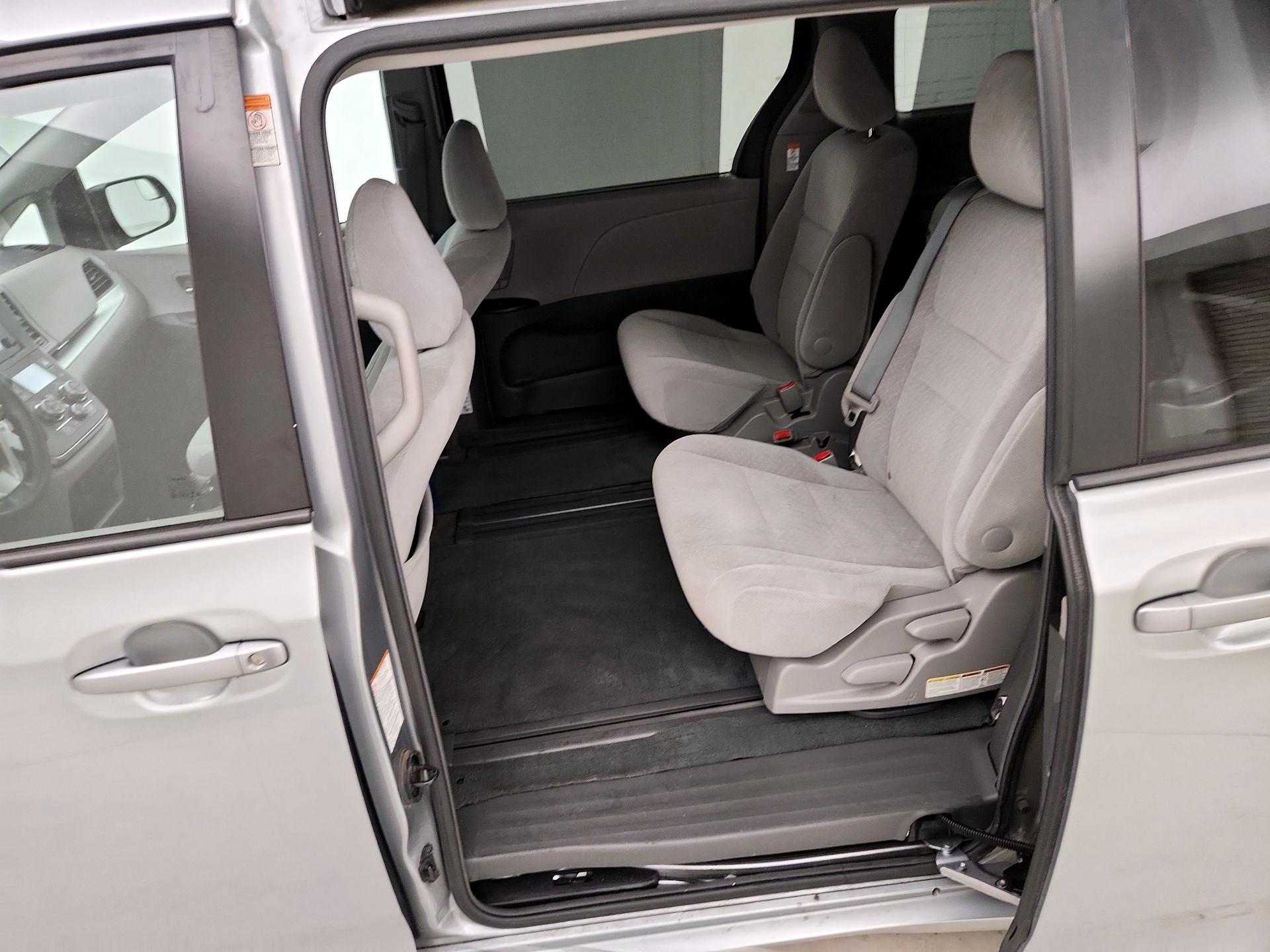 Thumbnail: 2016 Toyota Sienna - 19