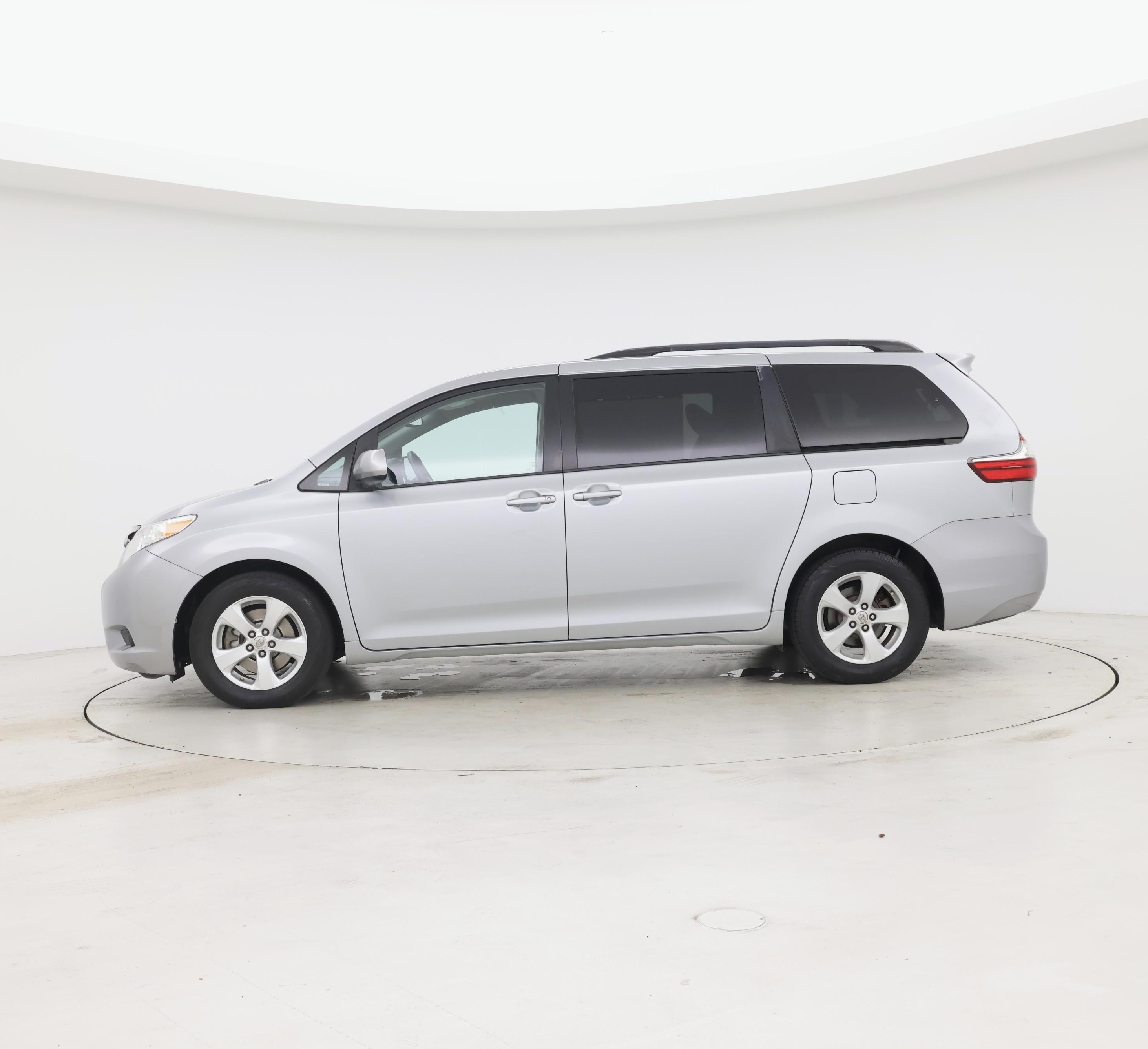 Thumbnail: 2016 Toyota Sienna - 3