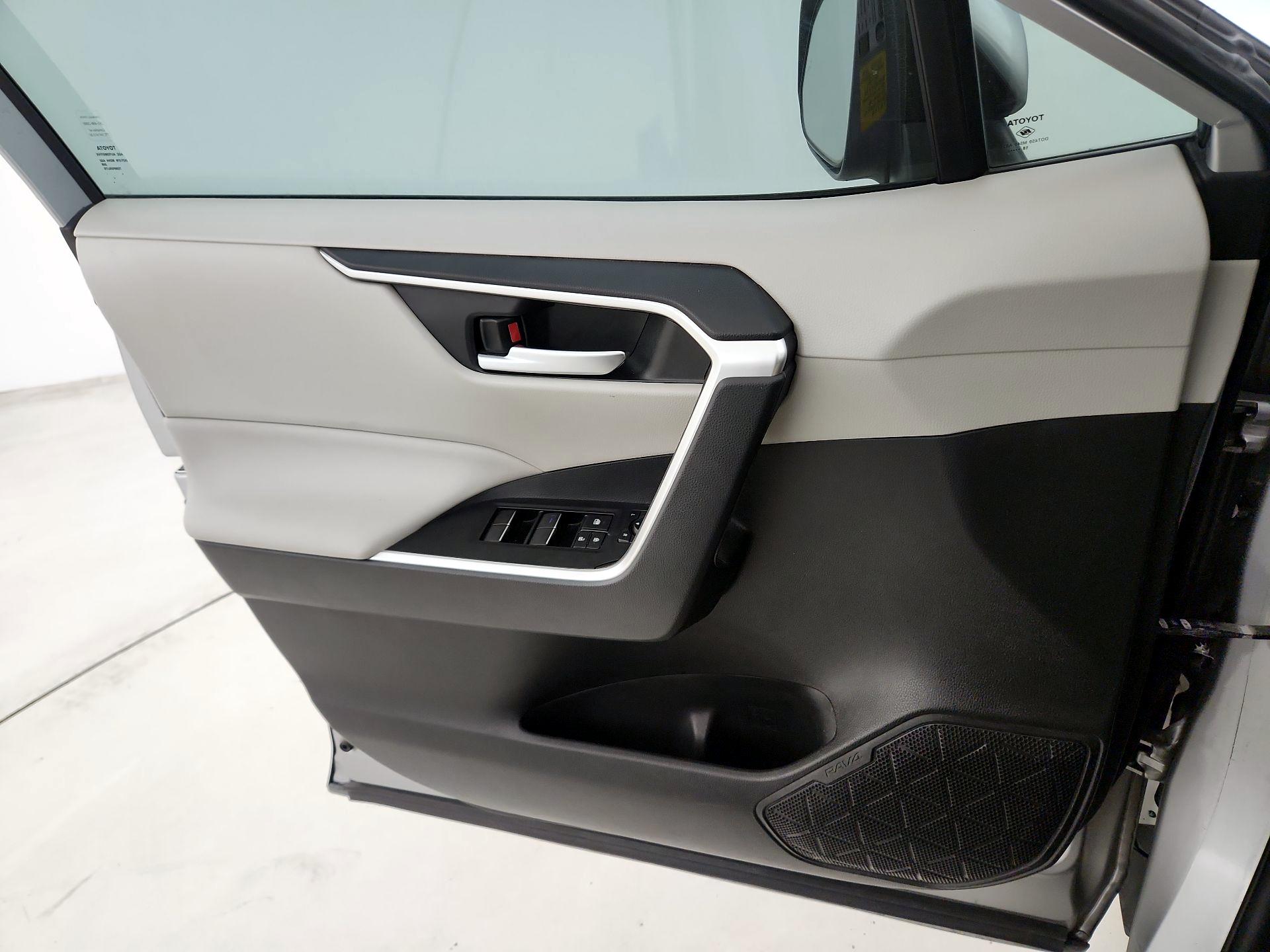 Thumbnail: 2019 Toyota RAV4 - 12