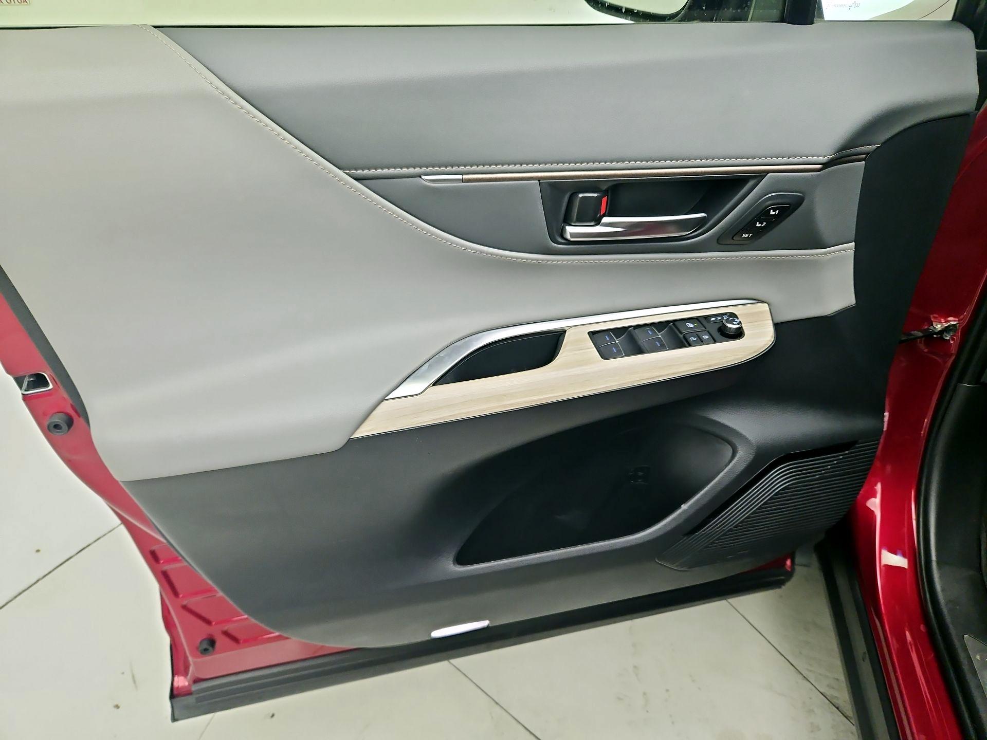 Thumbnail: 2021 Toyota Venza - 12