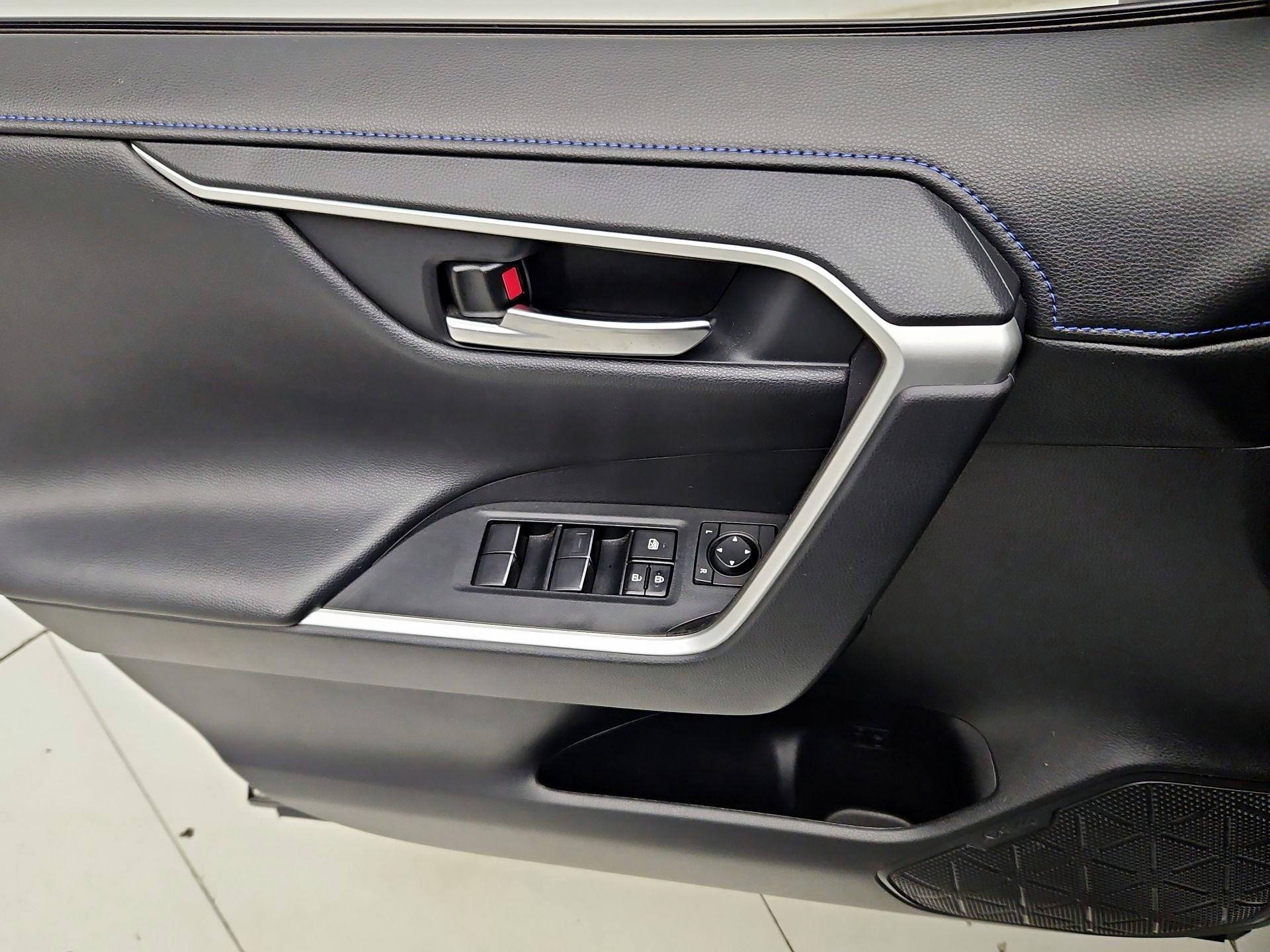 Thumbnail: 2020 Toyota RAV4 - 12