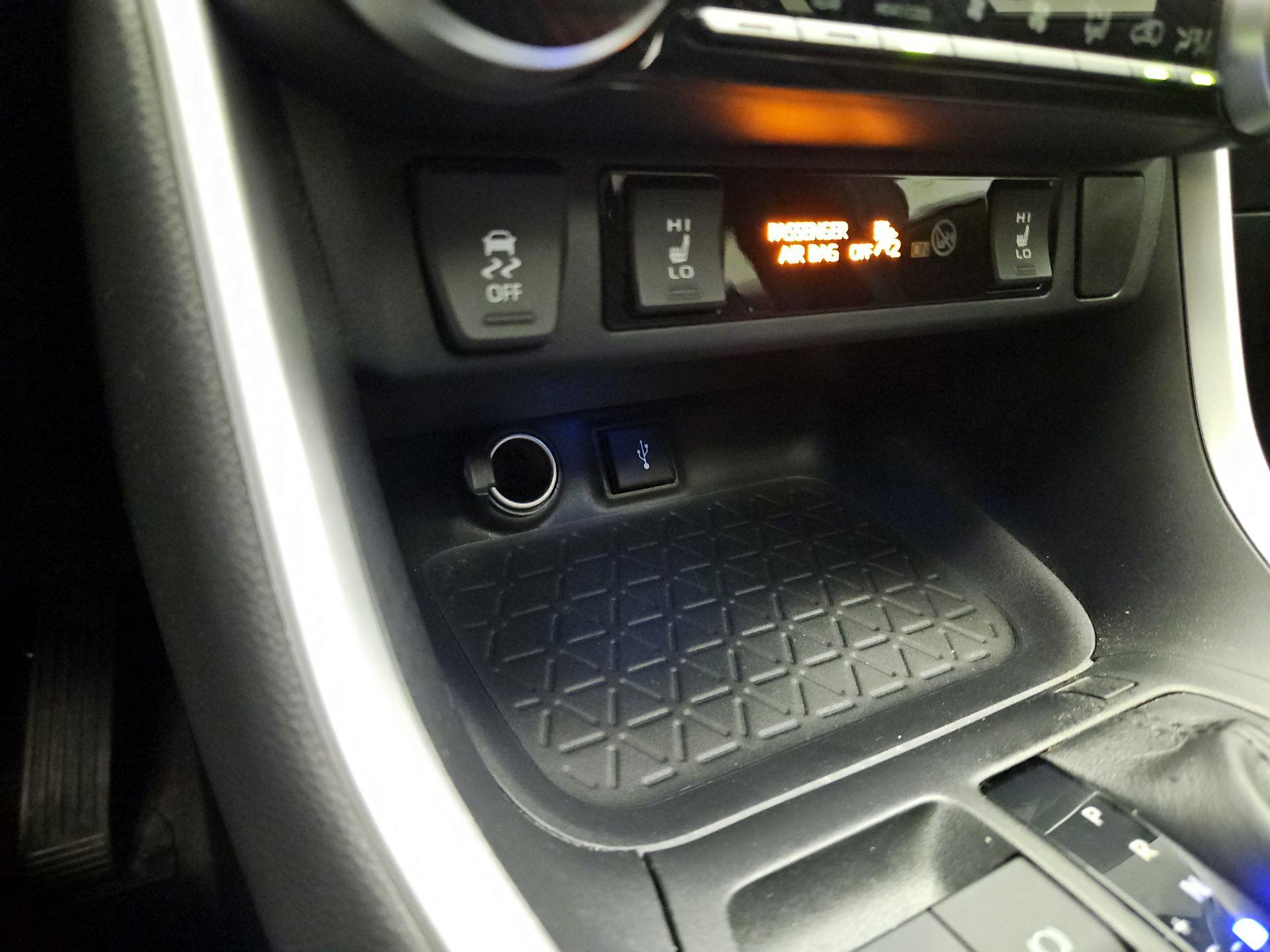 Thumbnail: 2020 Toyota RAV4 - 19